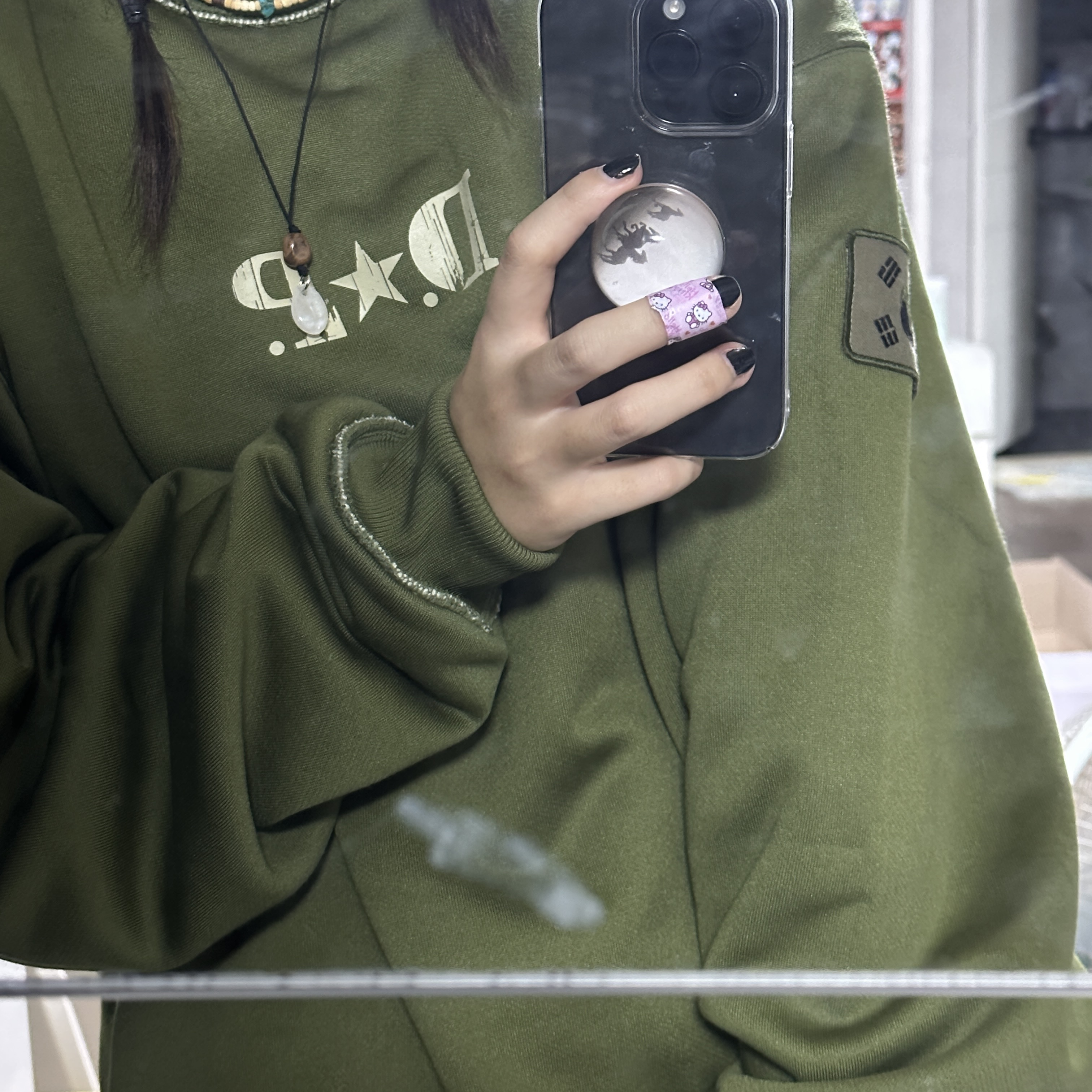 IAB Studio x D.P. Reversible Sweatshirt Oatmeal Ranger Green 착용 스타일 - 1