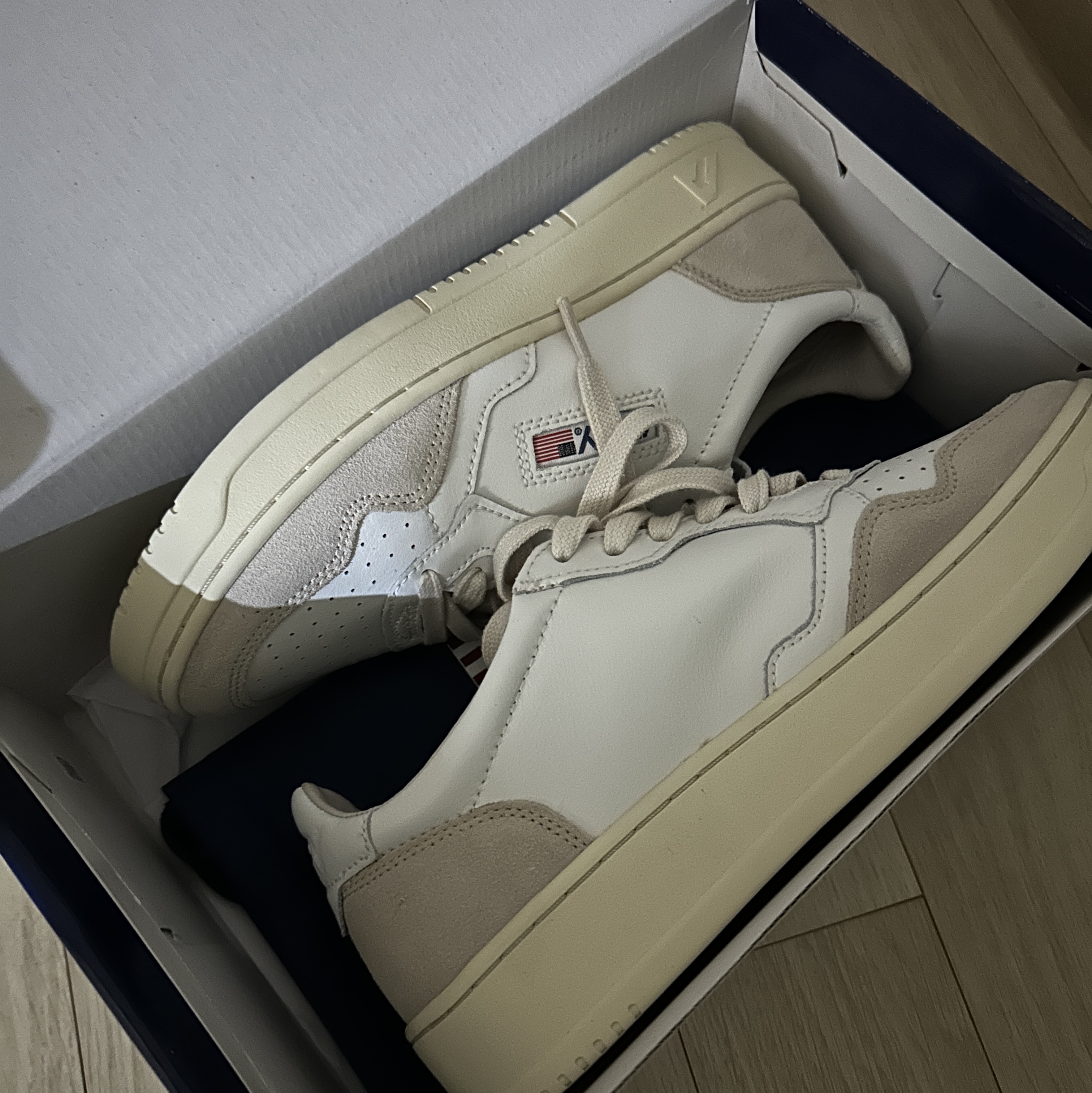 (W) Autry Medalist Low Leather Suede Sneakers White 착용 스타일