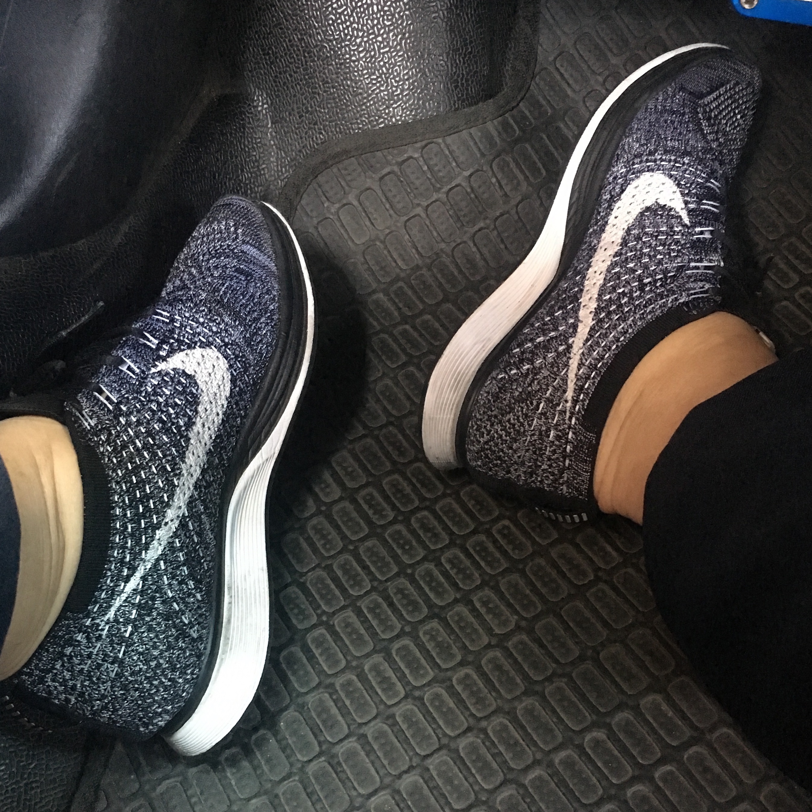 Nike Flyknit Racer Oreo 2 착용 스타일