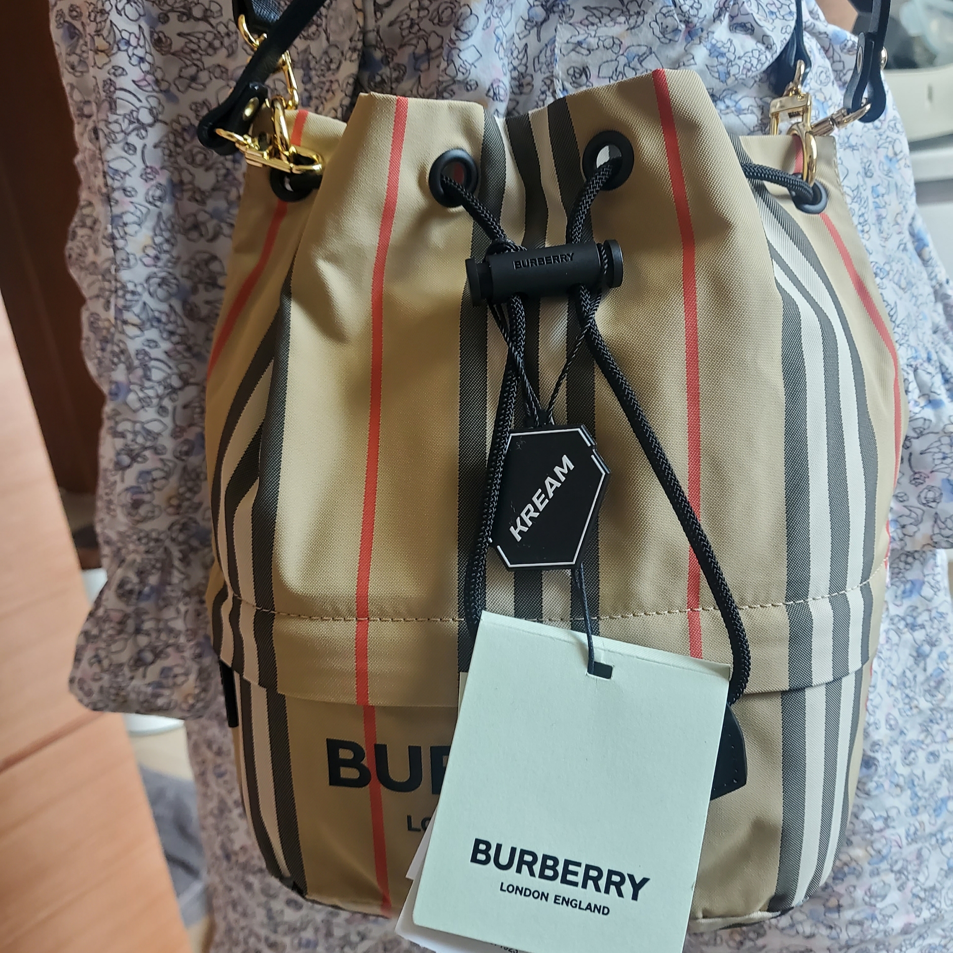 Burberry Icon Stripe Econyl Drawcord Pouch Archive Beige 착용 스타일