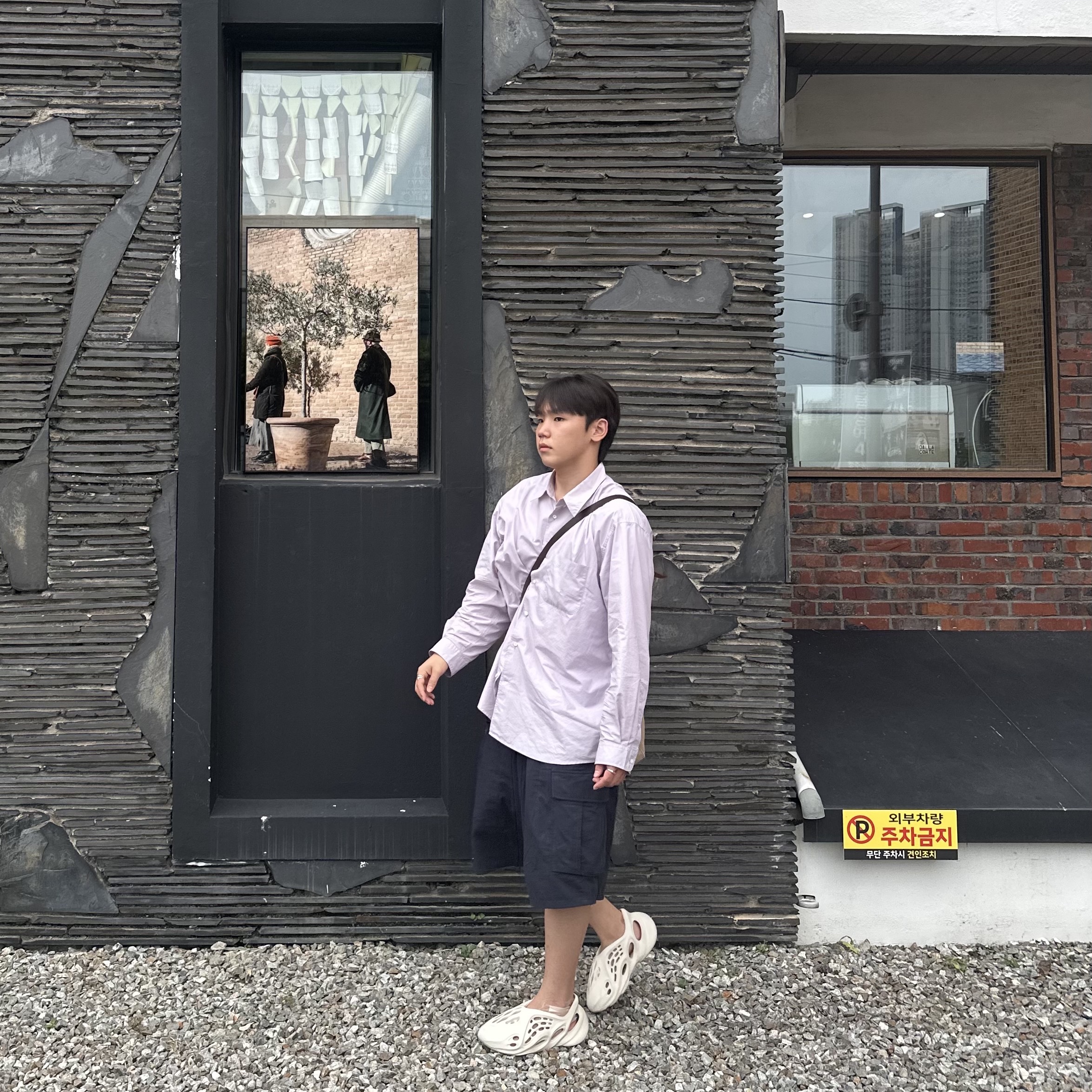 Adidas Yeezy Foam RNNR Sand 착용 스타일 - 1
