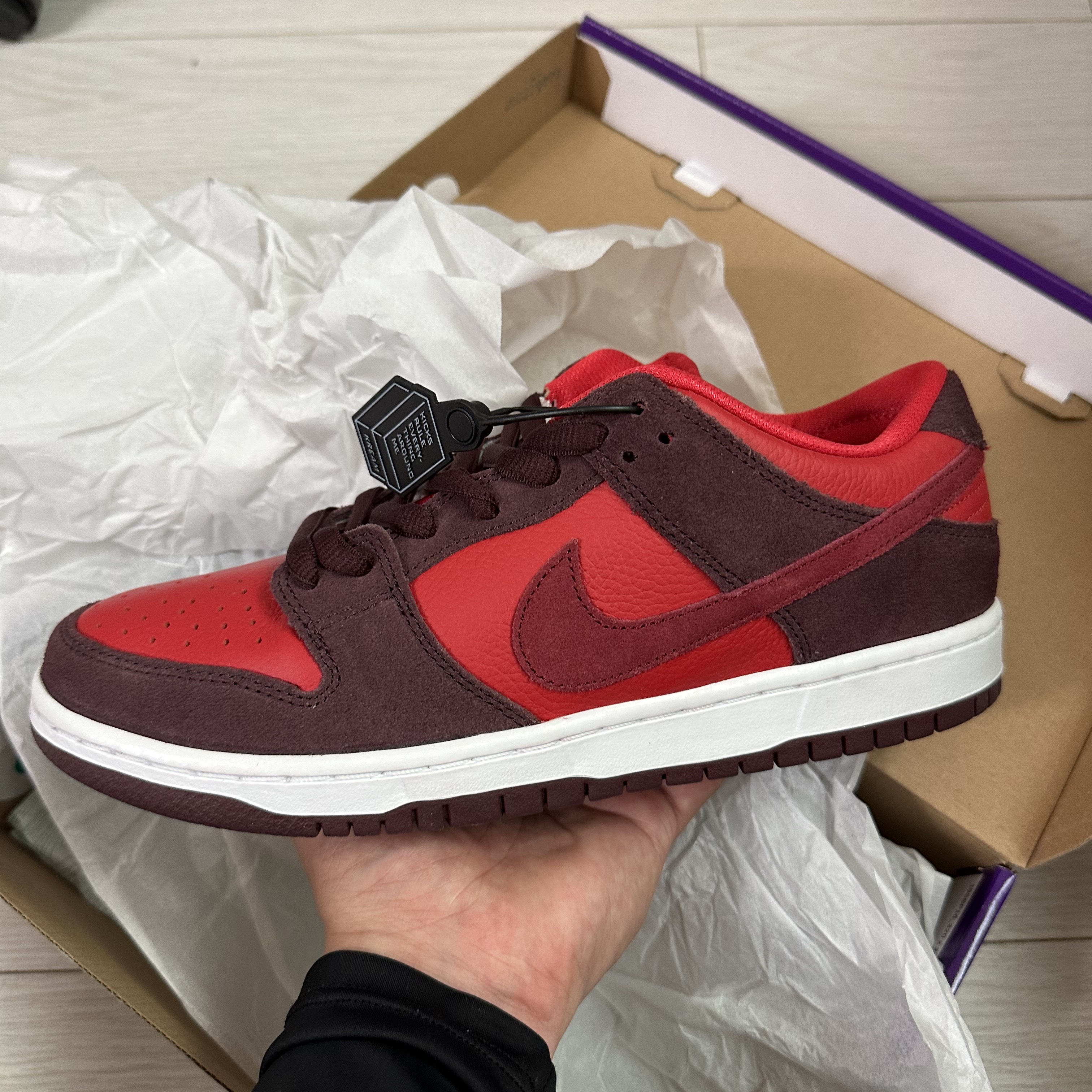 Nike SB Dunk Low Pro Cherry 착용 스타일