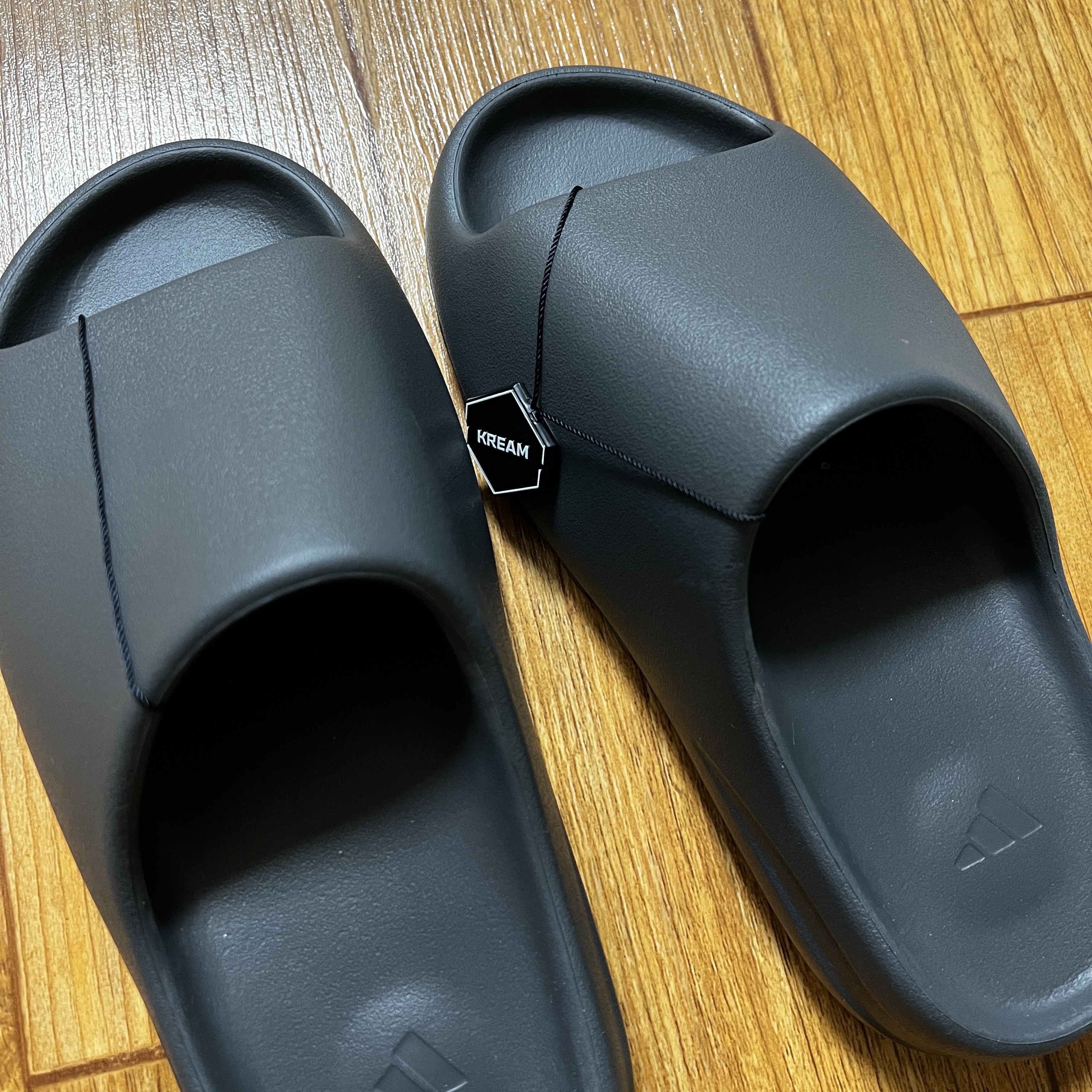 Adidas Yeezy Slide Slate Grey 착용 스타일