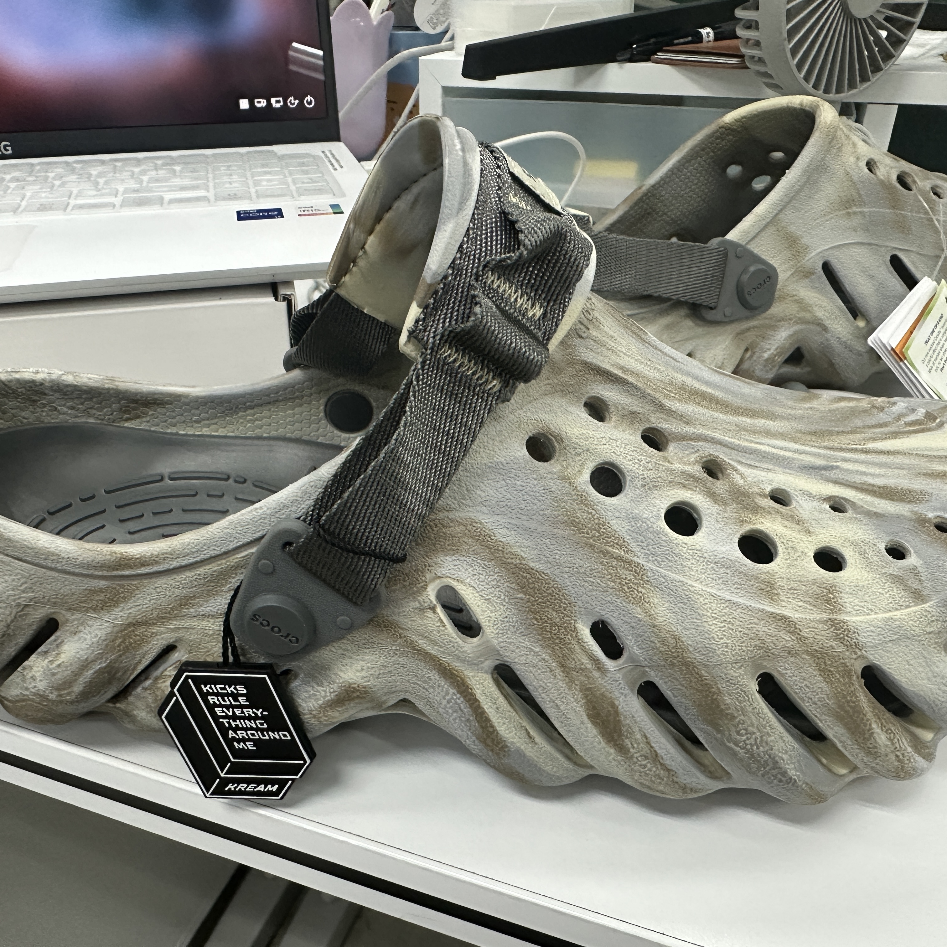 Crocs Echo Marbled Clog Bone Multi 착용 스타일