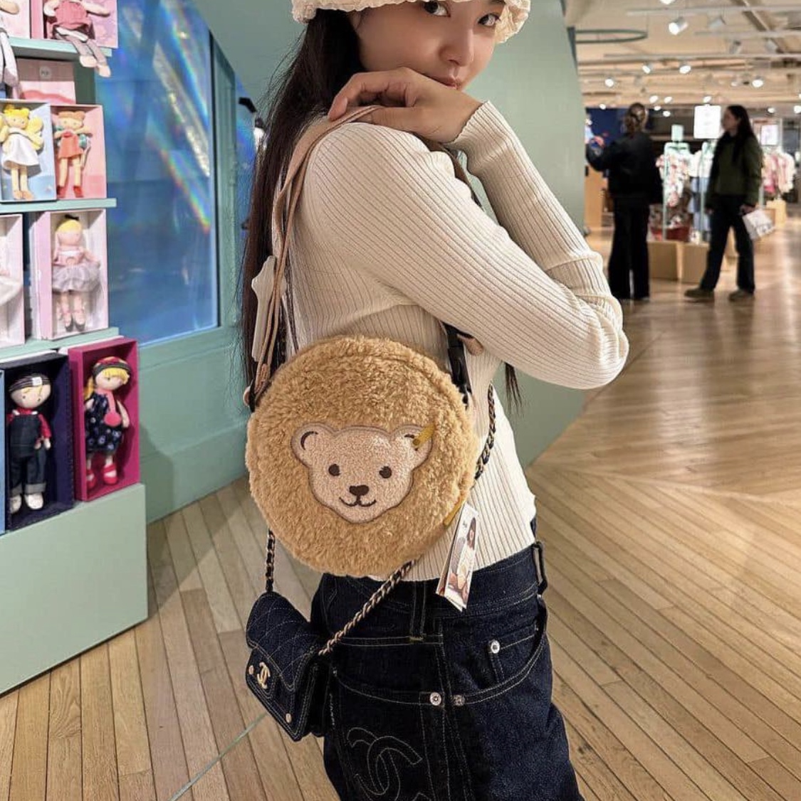 Chanel 19 Flap Coin Purse with Chain Printed Denim & Gold Blue, (W) Chanel Velvet Cap Black 착용 스타일 - 2