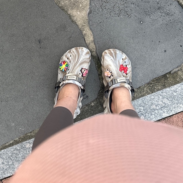 Crocs Echo Marbled Clog Bone Multi 착용 스타일