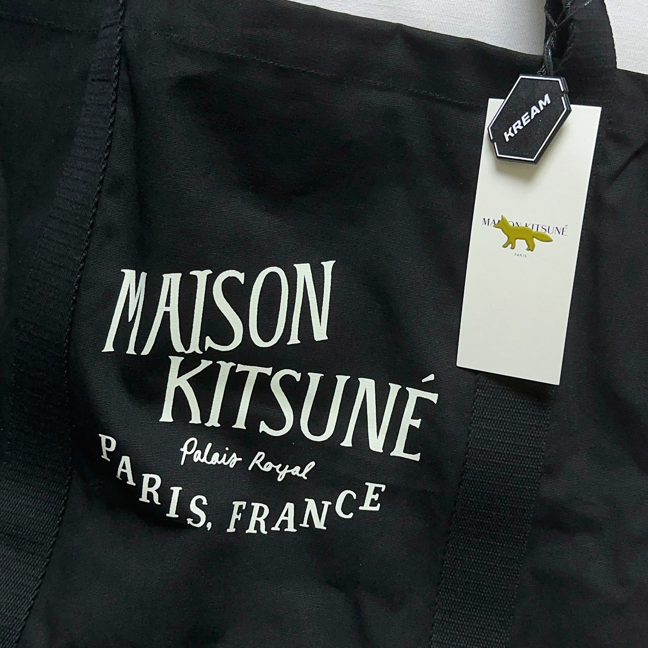 Maison Kitsune Palais Royal Shopping Bag Black 착용 스타일
