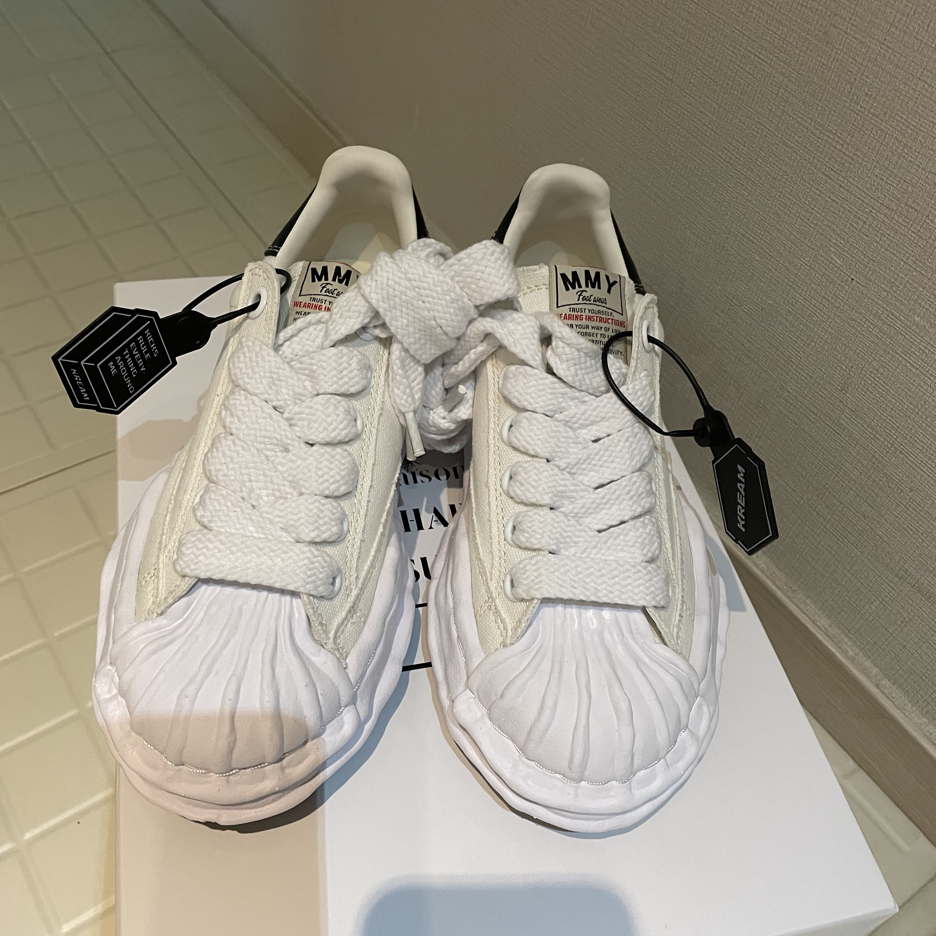 Maison Mihara Yasuhiro Blakey OG Sole Canvas Low-top Sneakers White 착용 스타일
