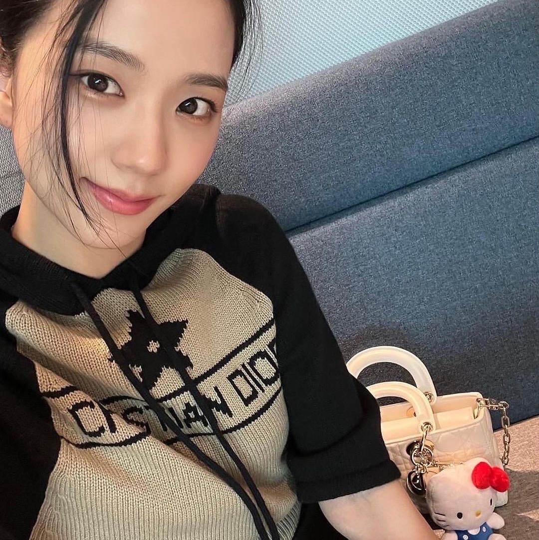 Sanrio Hello Kitty L Classic Plush, Nike x Hello Kitty Air Presto University Blue 착용 스타일 - 4