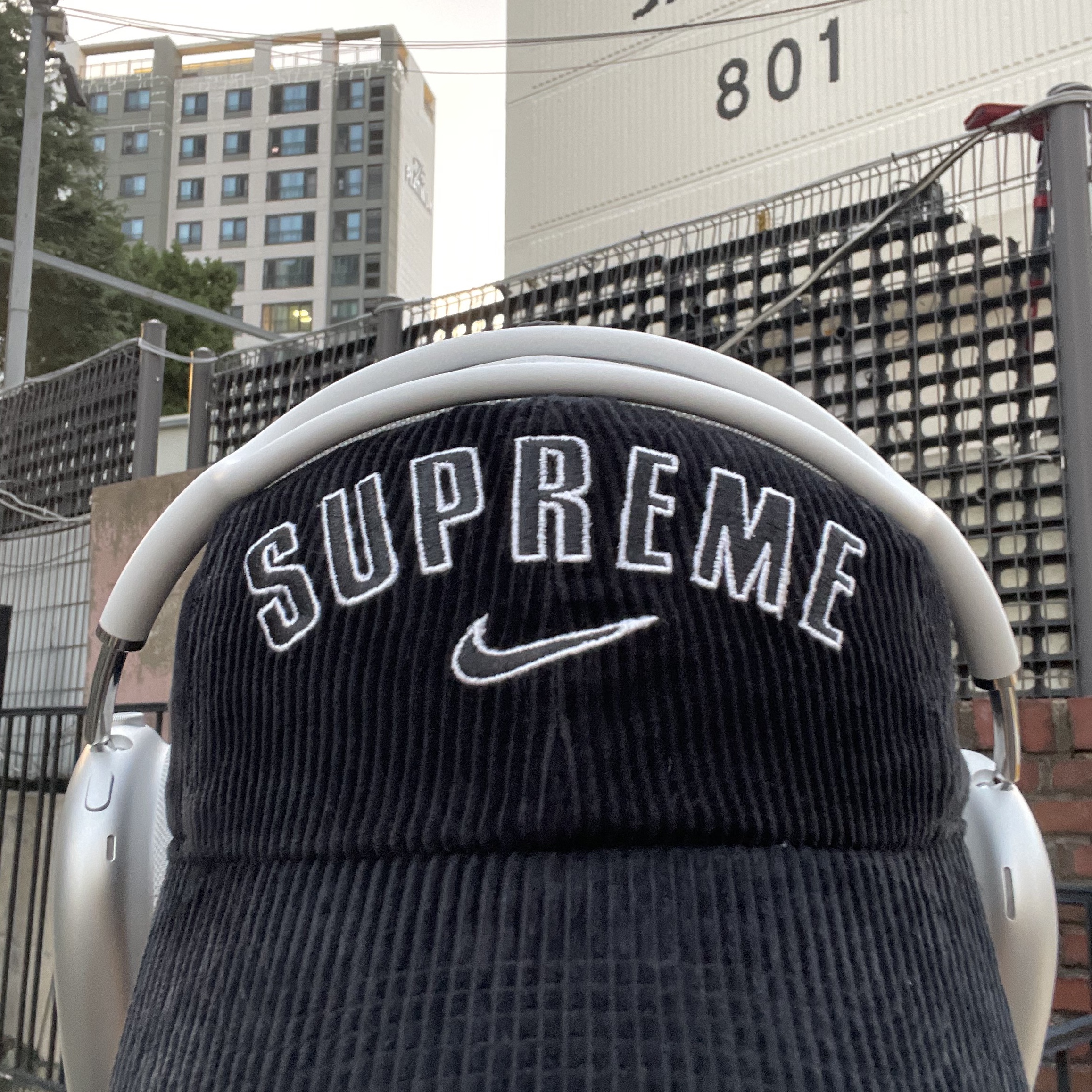 Apple AirPods Max Lightning Silver (Korean Ver.), Supreme x Nike Arc Corduroy 6-Panel Black - 22SS 착용 스타일
