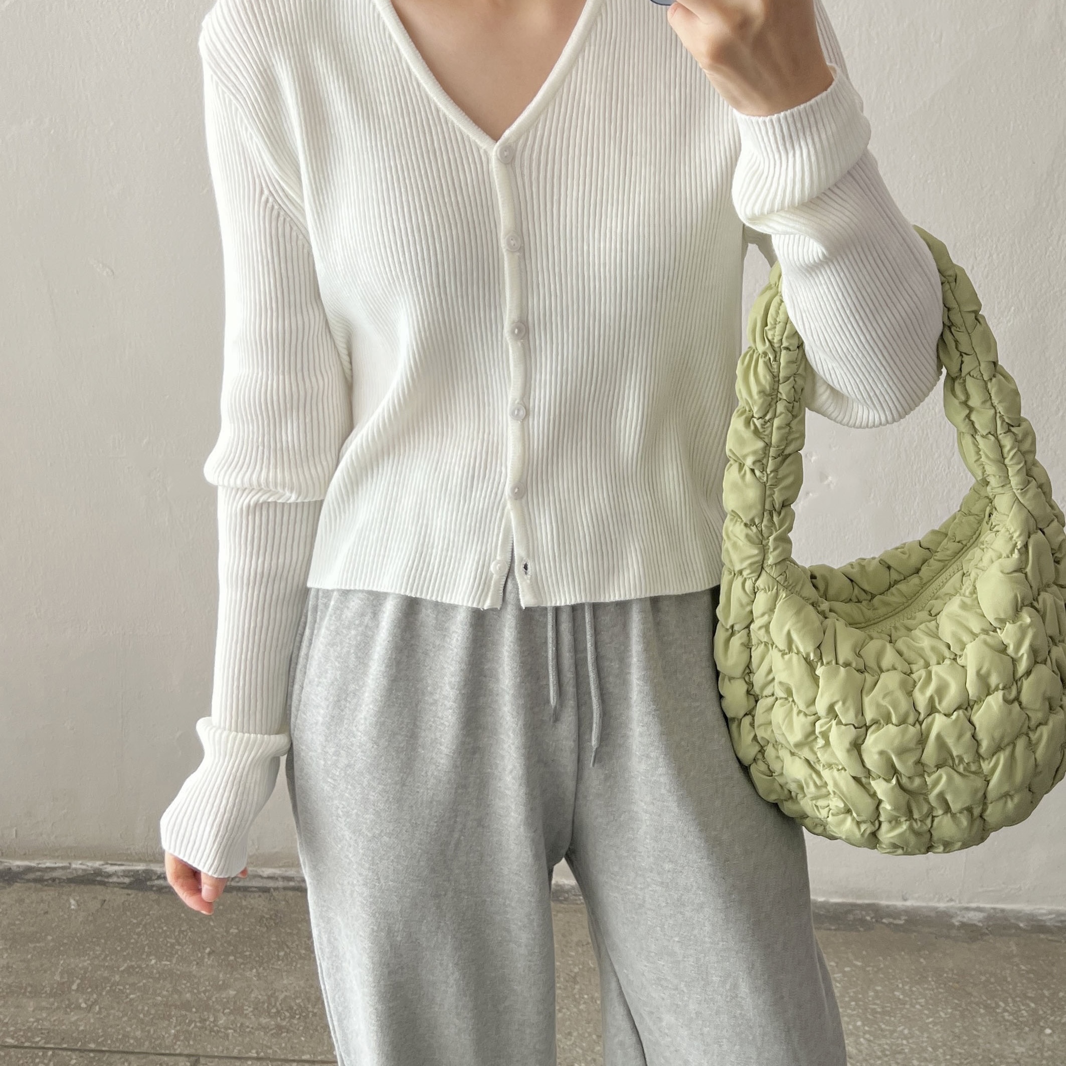 COS Quilted Mini Bag Light Green 착용 스타일 - 2
