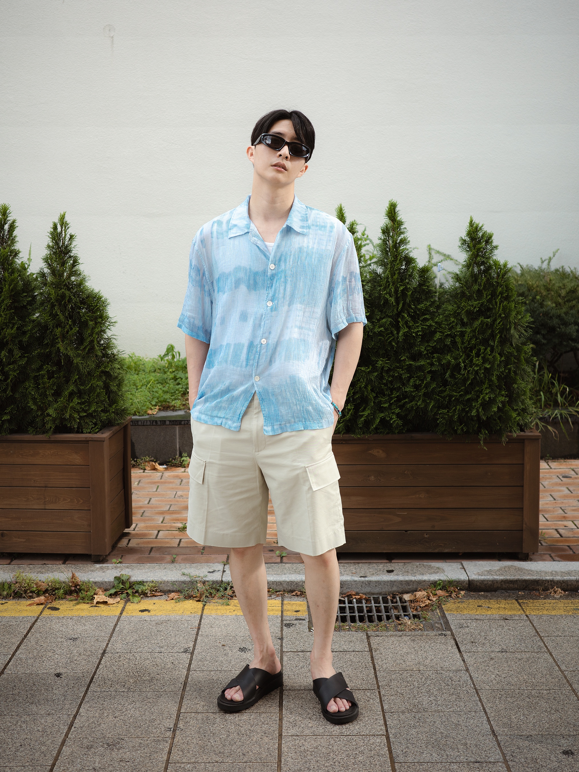Balenciaga Swift Oval Sunglasses Black, Our Legacy Box Shirt Shortsleeve Blue Brush Stroke Print 착용 스타일 - 3