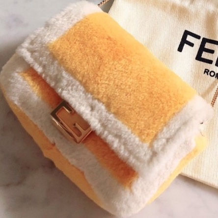 Fendi Fabric Nano Baguette Charm Brown 착용 스타일 - 3