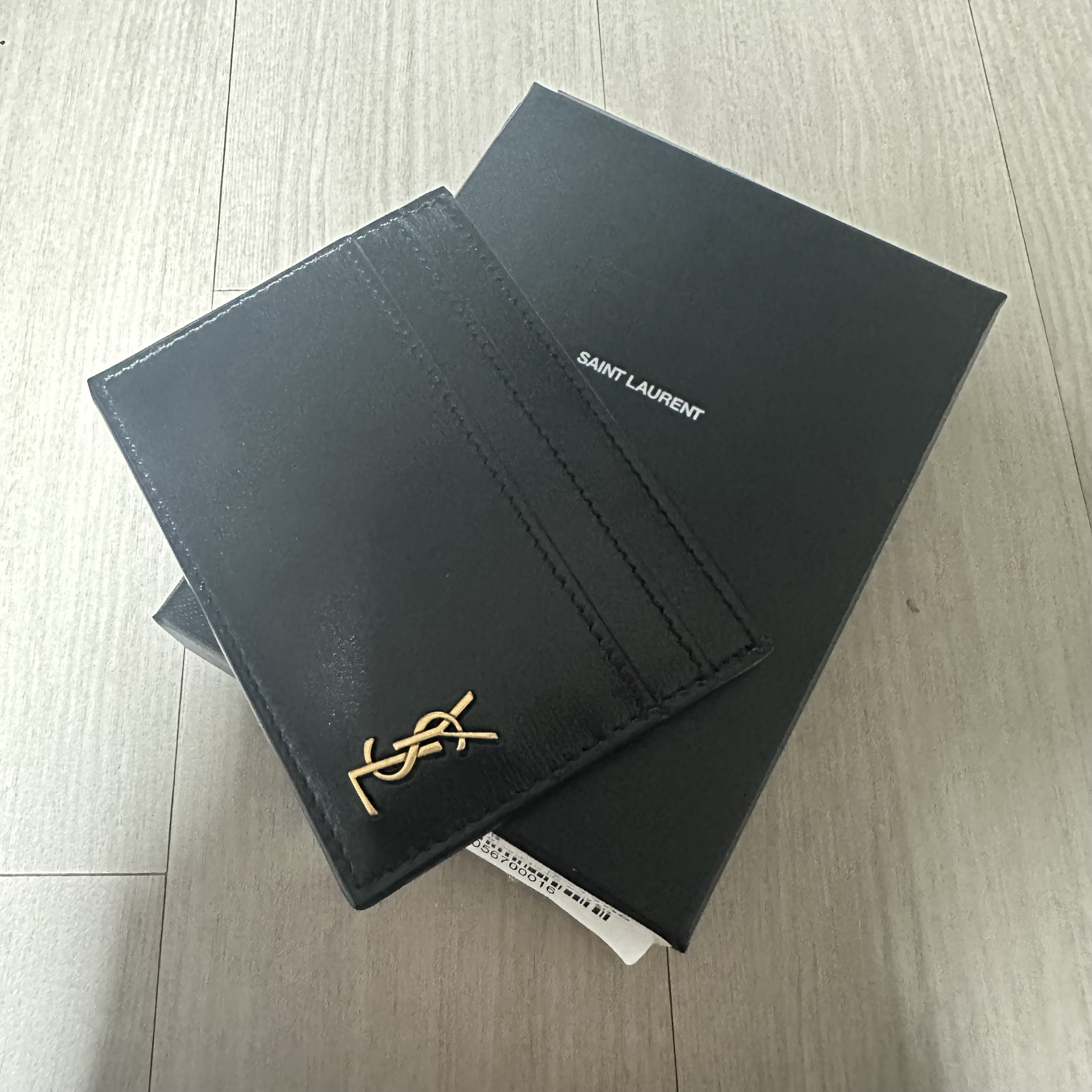 Saint Laurent Tiny Monogram Shiny Leather Card Case Black 착용 스타일 - 2