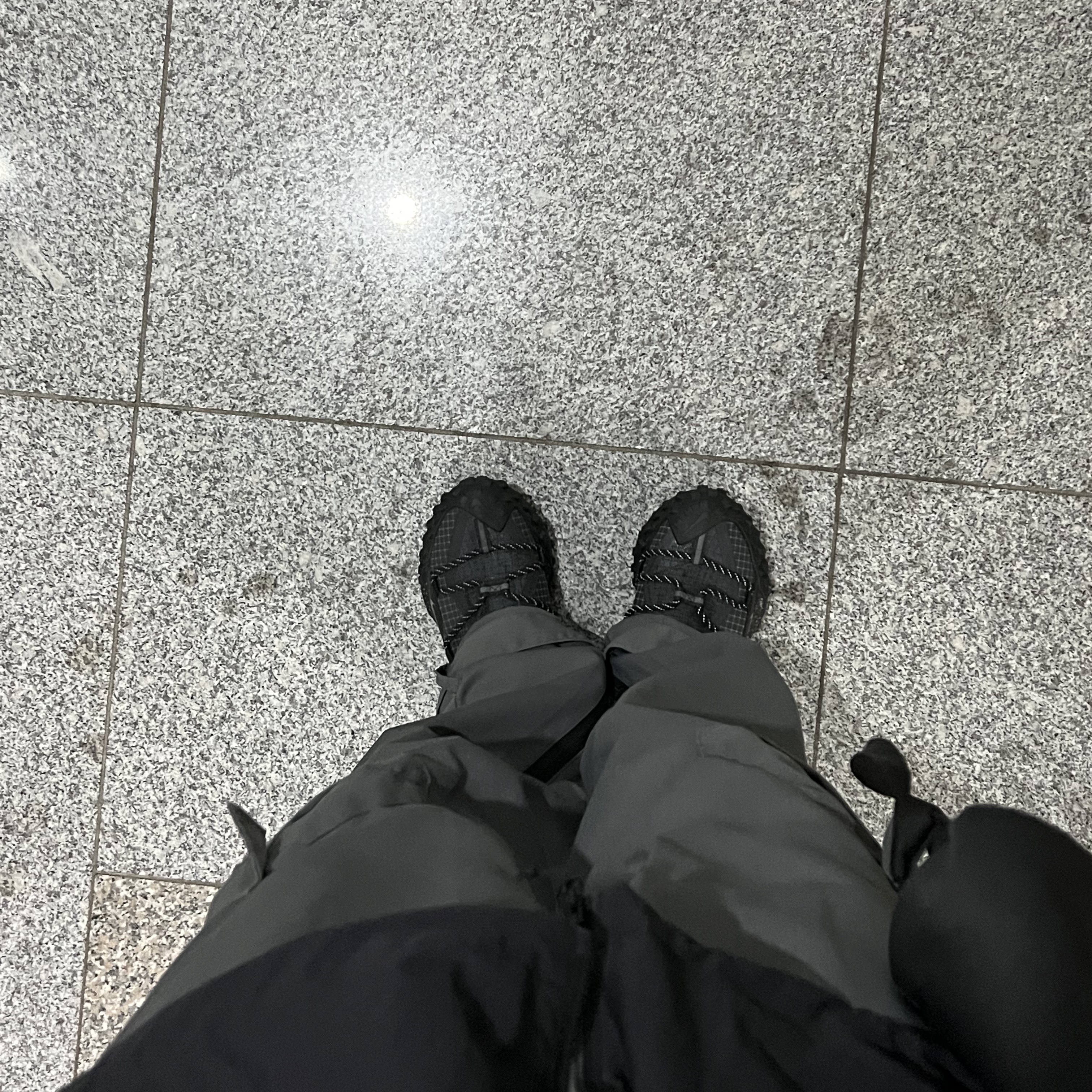Nike ACG Mountain Fly Low Gore-Tex SE Dark Smoke Grey, Stussy Modern Age T-Shirt Black 착용 스타일 - 1