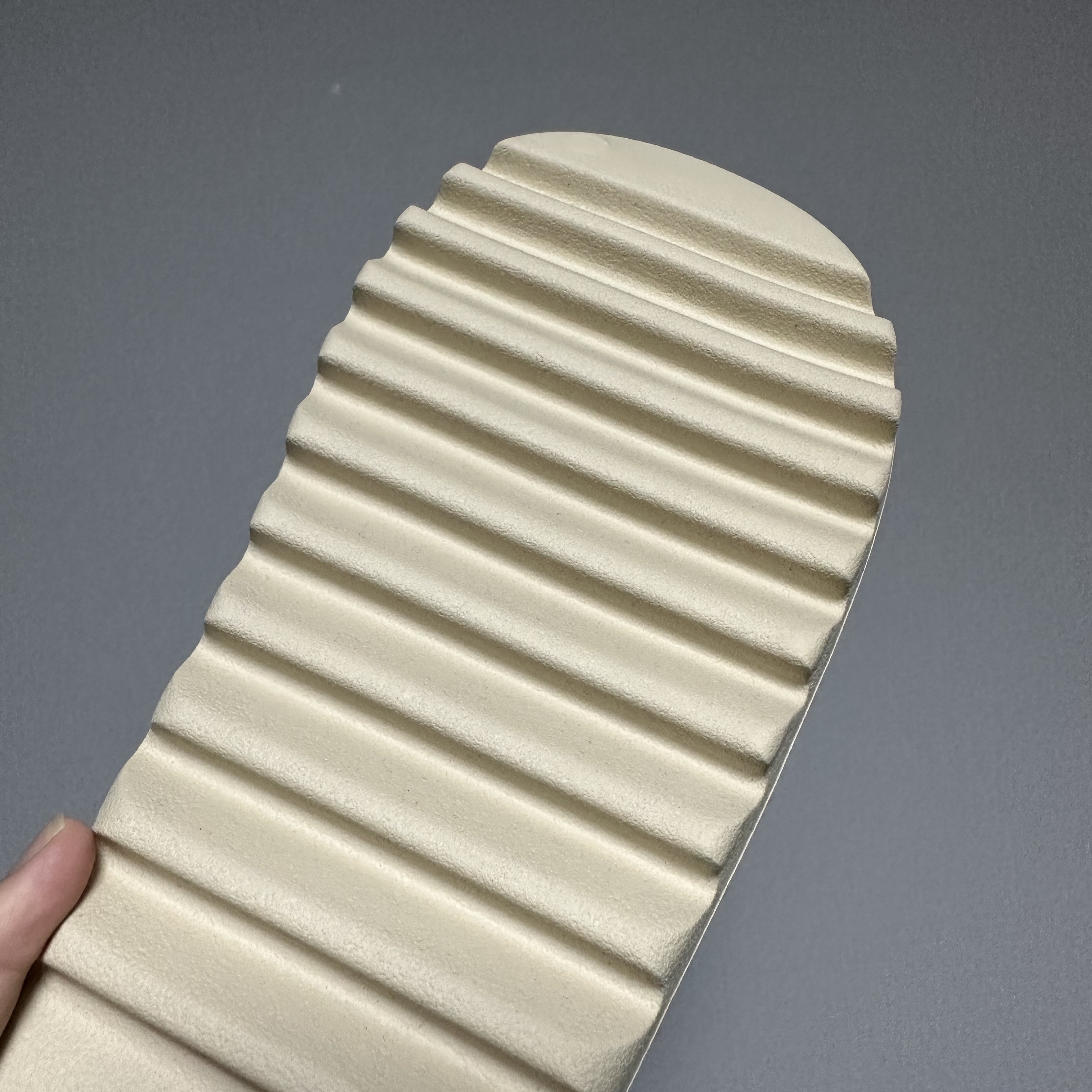 Adidas Yeezy Slide Bone 2022/2023 착용 스타일 - 3
