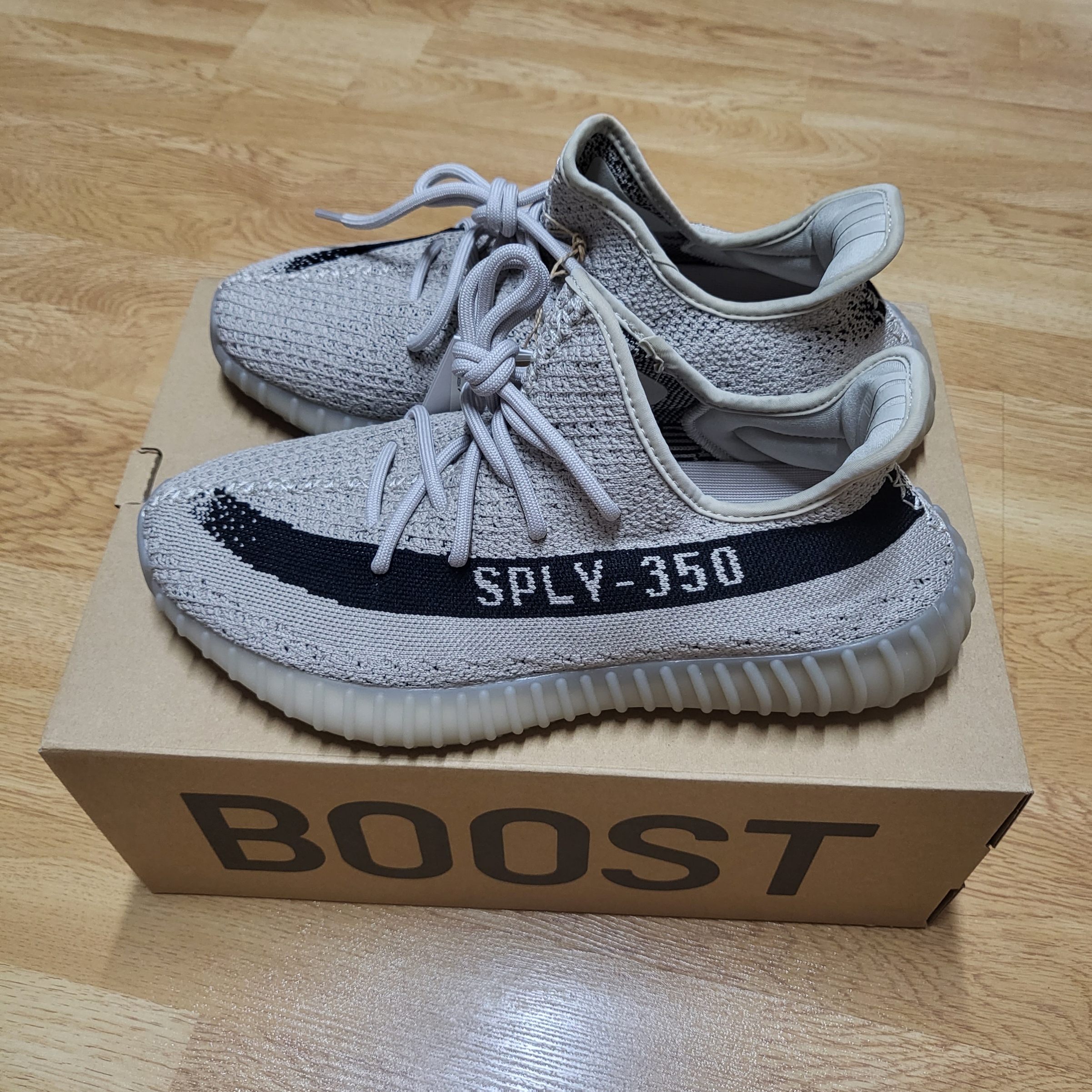 Adidas Yeezy Boost 350 V2 Slate Core Black 2022/2023 착용 스타일 - 2