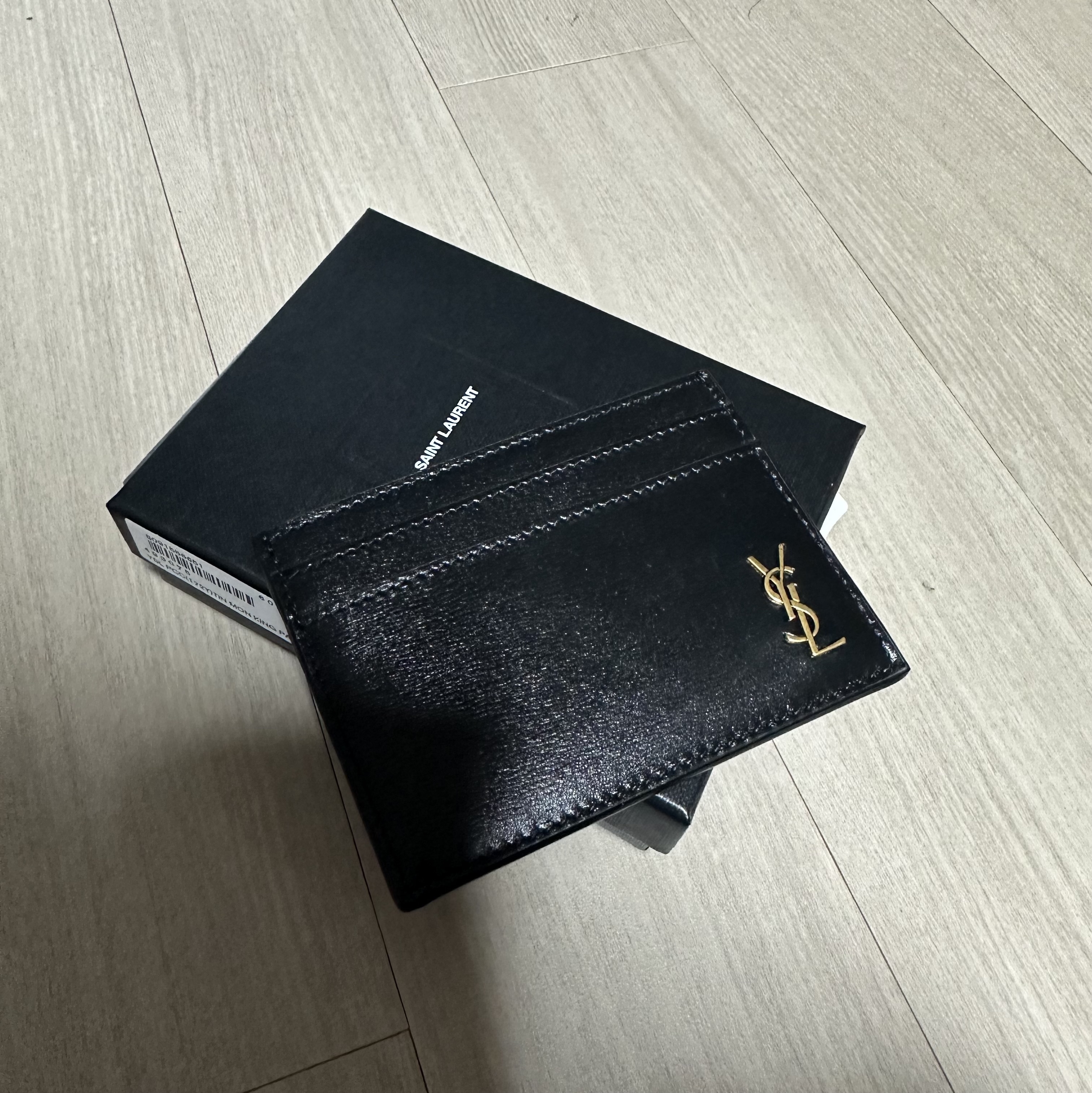 Saint Laurent Tiny Monogram Shiny Leather Card Case Black 착용 스타일 - 1
