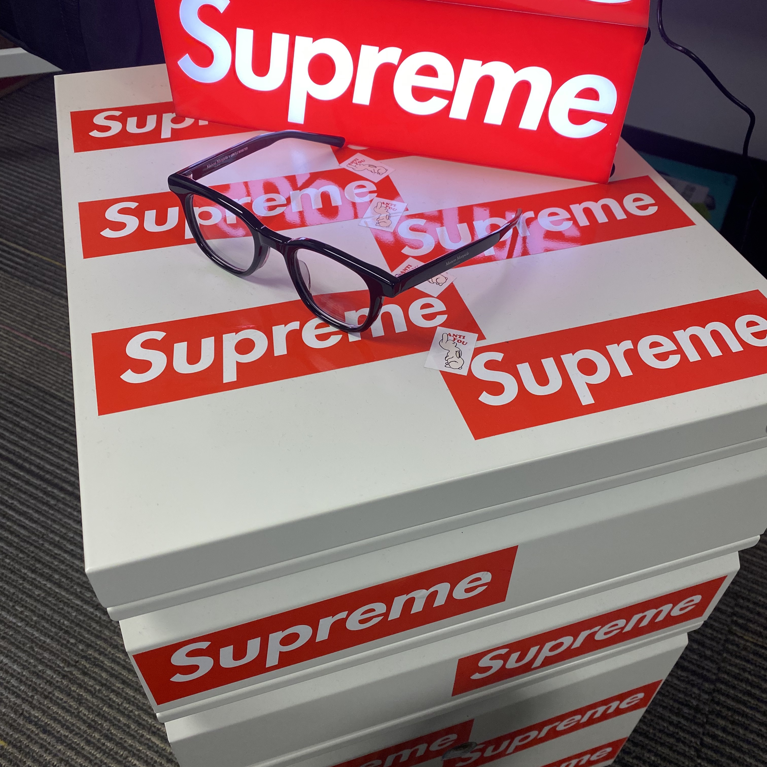 Supreme Box Logo Lamp Red (Korean Ver.) - 23FW, Gentle Monster x Maison Margiela MM010 Clear Black 착용 스타일
