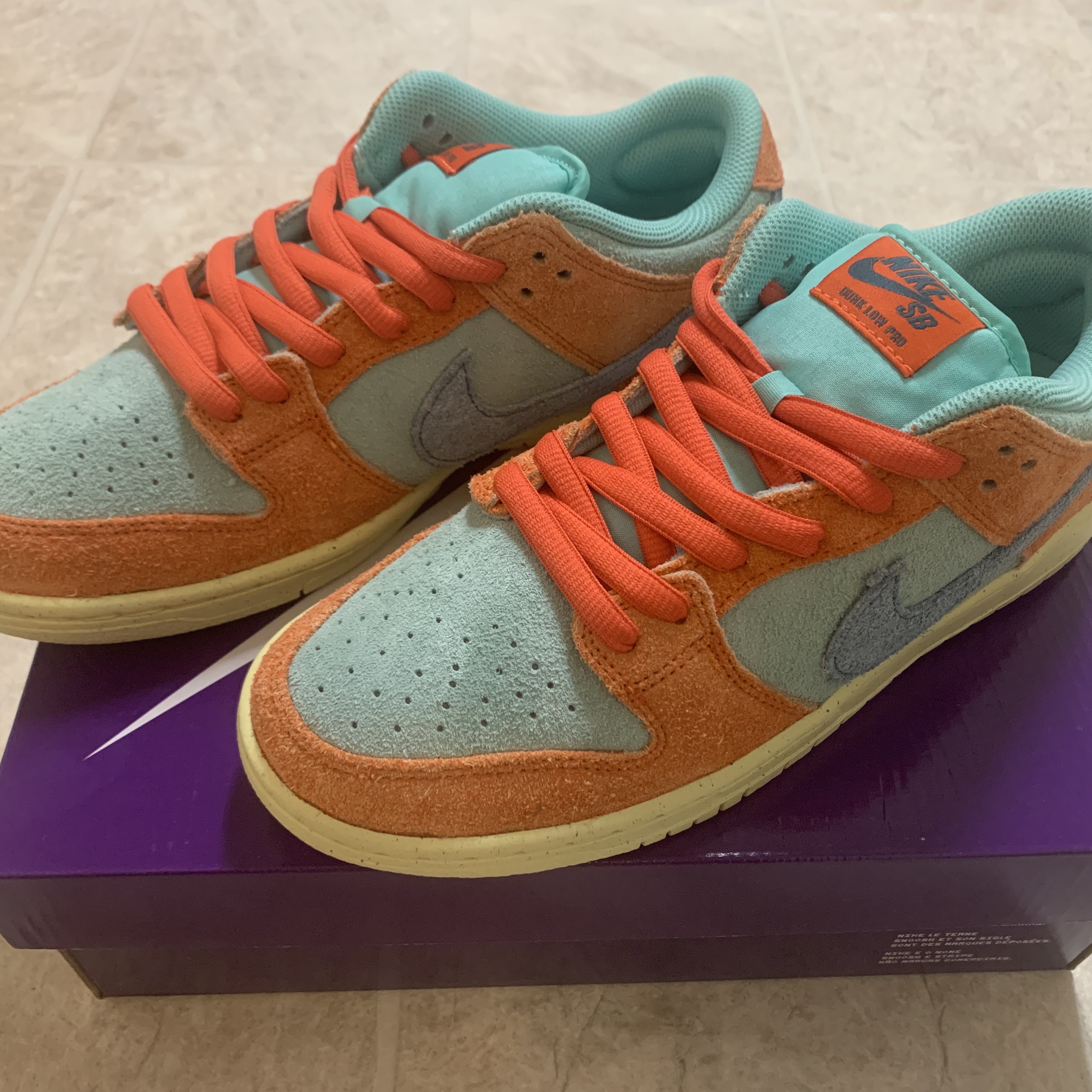 Nike SB Dunk Low Pro Premium Orange and Emerald Rise 착용 스타일
