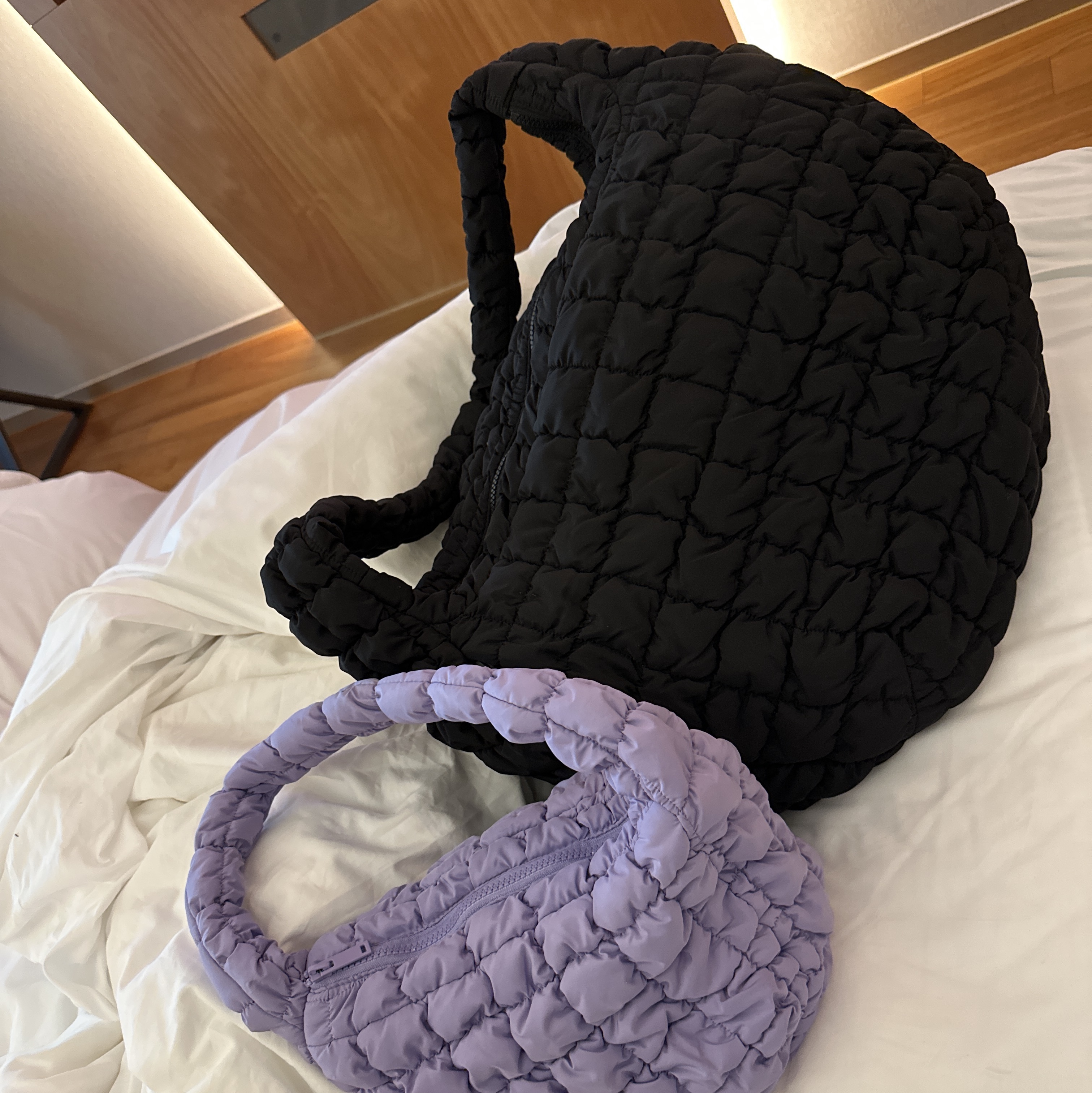 COS Quilted Oversized Shoulder Bag Black 착용 스타일