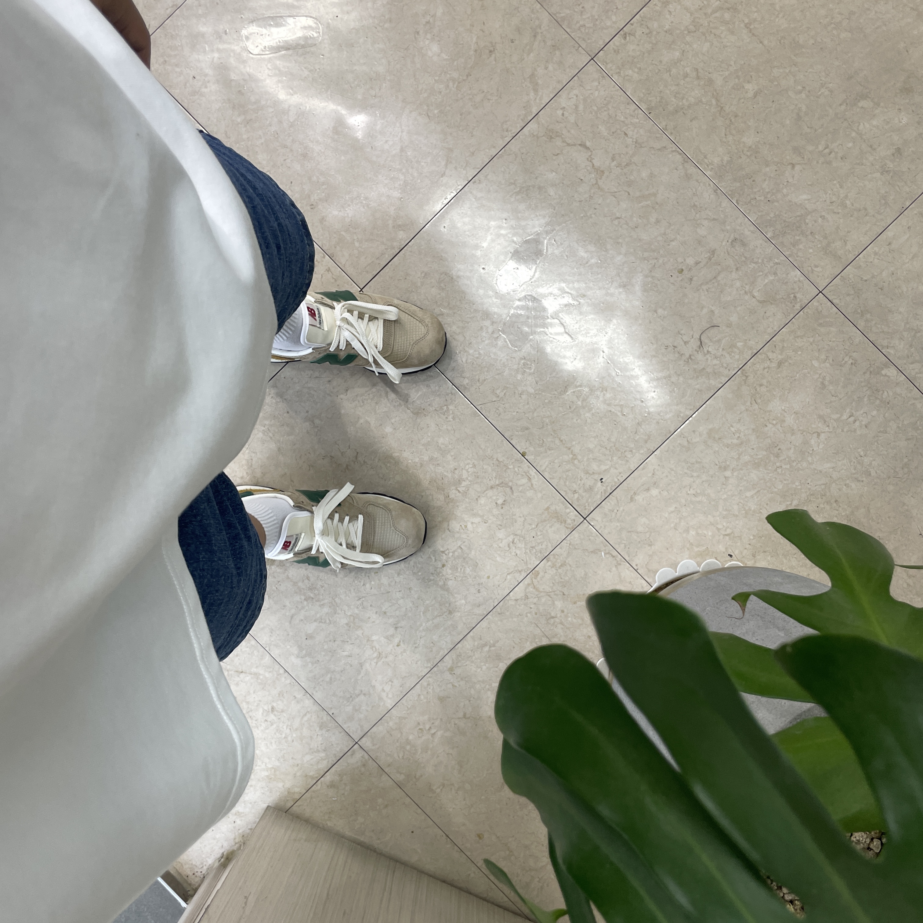 New Balance 990v1 Tan Green 착용 스타일 - 2