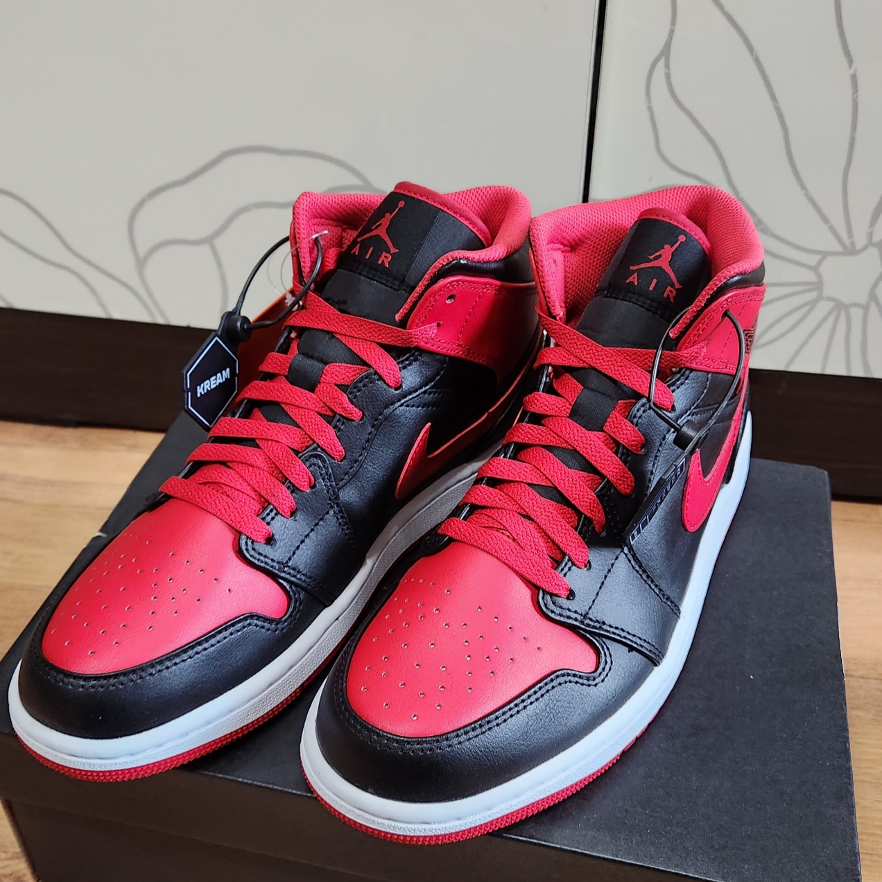 Jordan 1 Mid Black Fire Red 착용 스타일 - 1