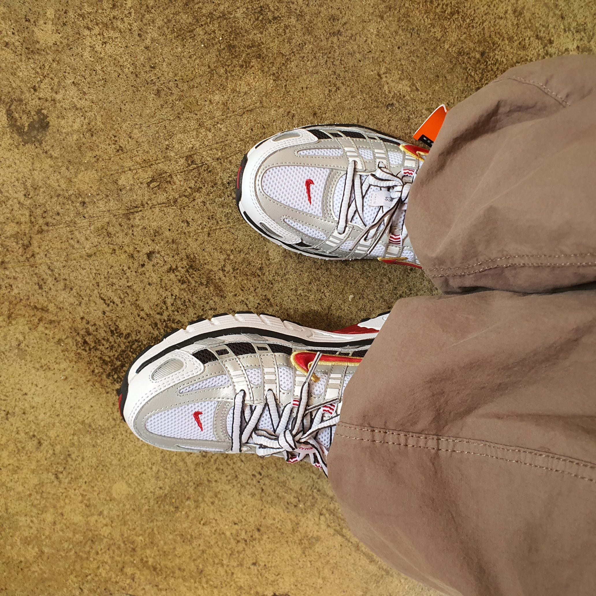 (W) Nike P-6000 Metallic Silver Red 착용 스타일