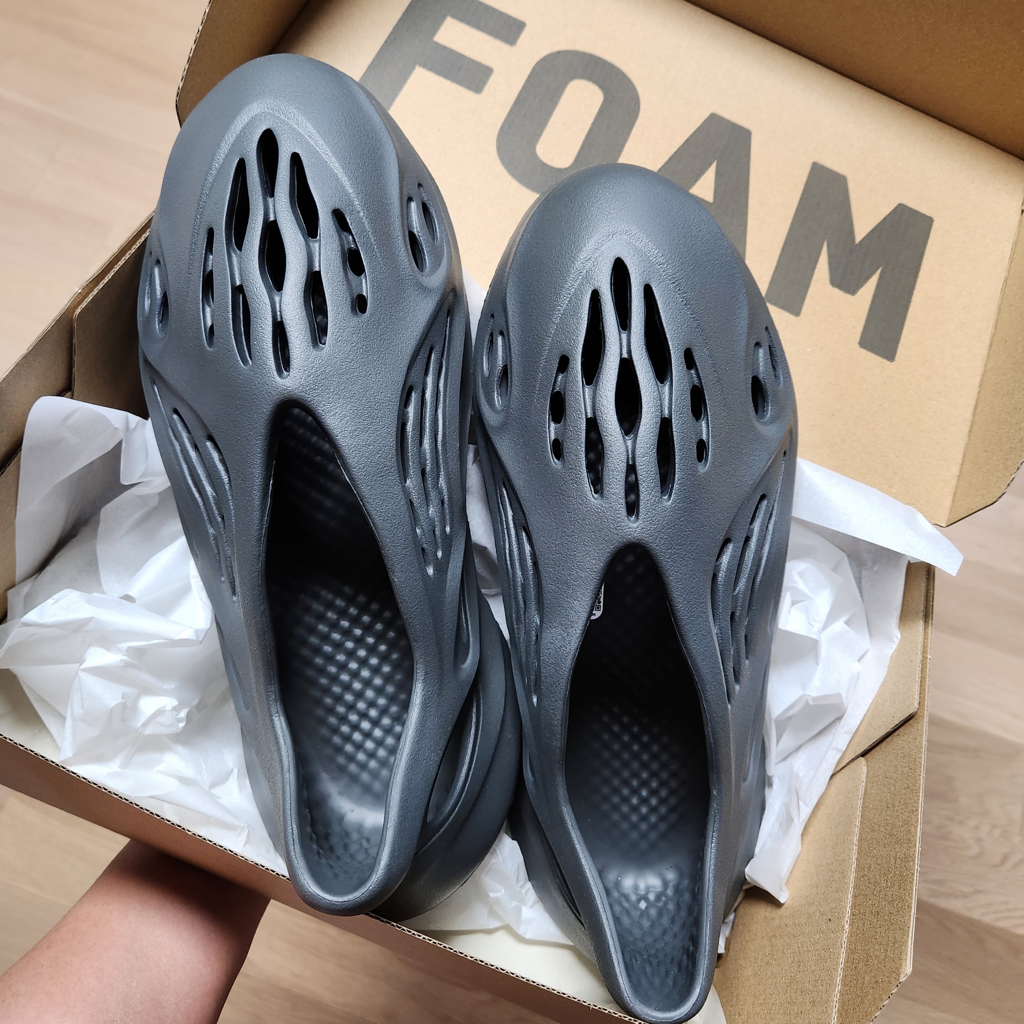 Adidas Yeezy Foam RNNR Carbon 착용 스타일