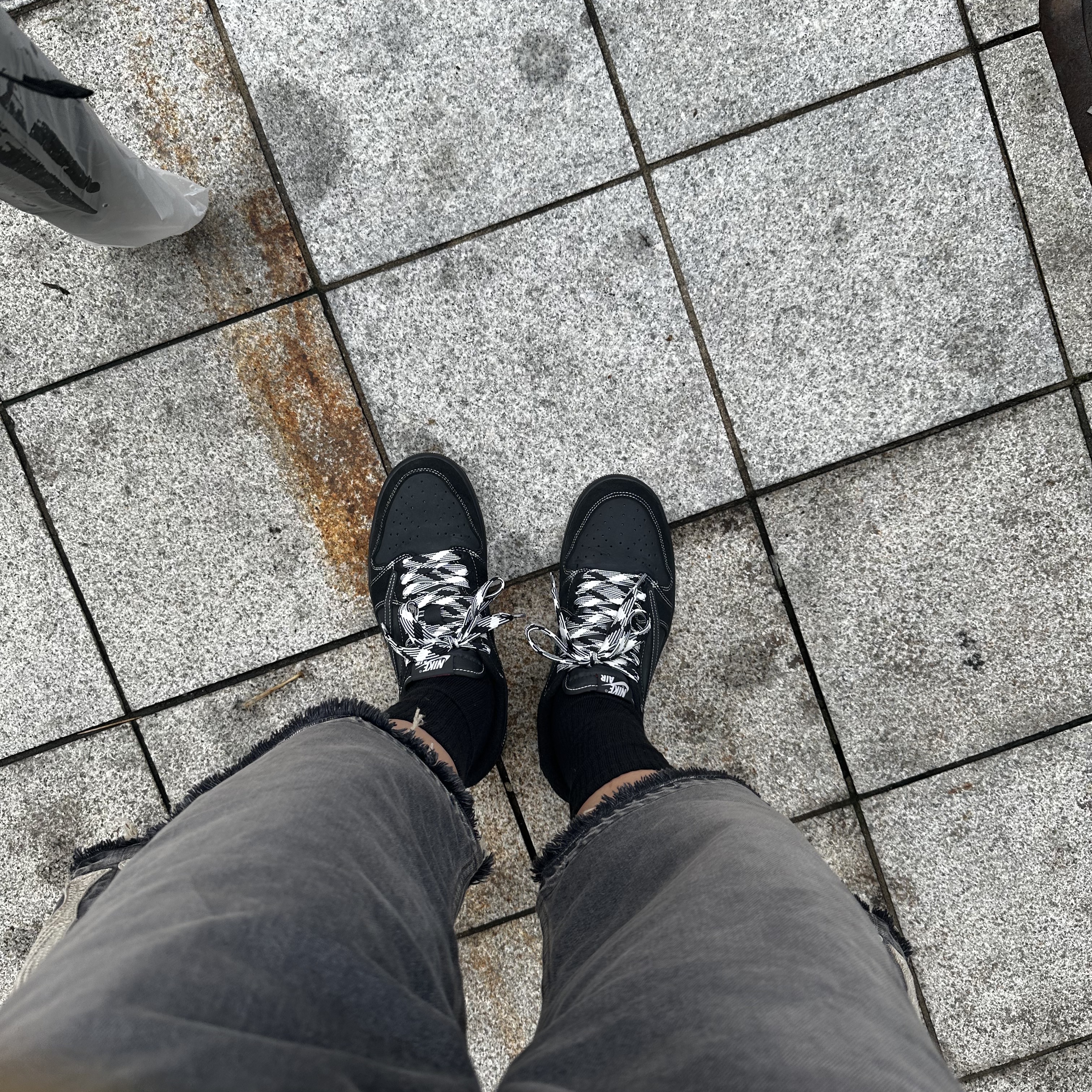 Jordan 1 x Travis Scott Retro Low OG SP Black Phantom, Kapital 14 oz. Denim 5P Bone Embroidery Short Pants Black 착용 스타일 - 2