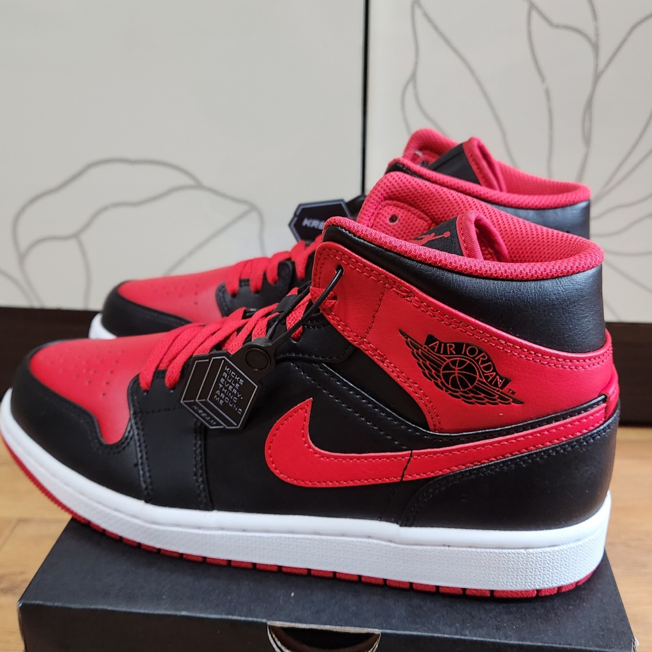 Jordan 1 Mid Black Fire Red 착용 스타일 - 2
