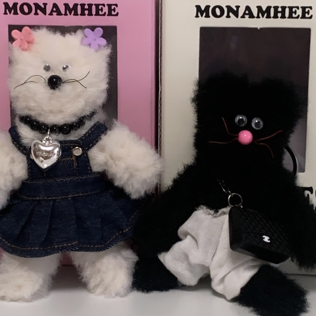 [KREAM 단독] Monamhee Beulpingi Keyring with White Pants Black 착용 스타일 - 1