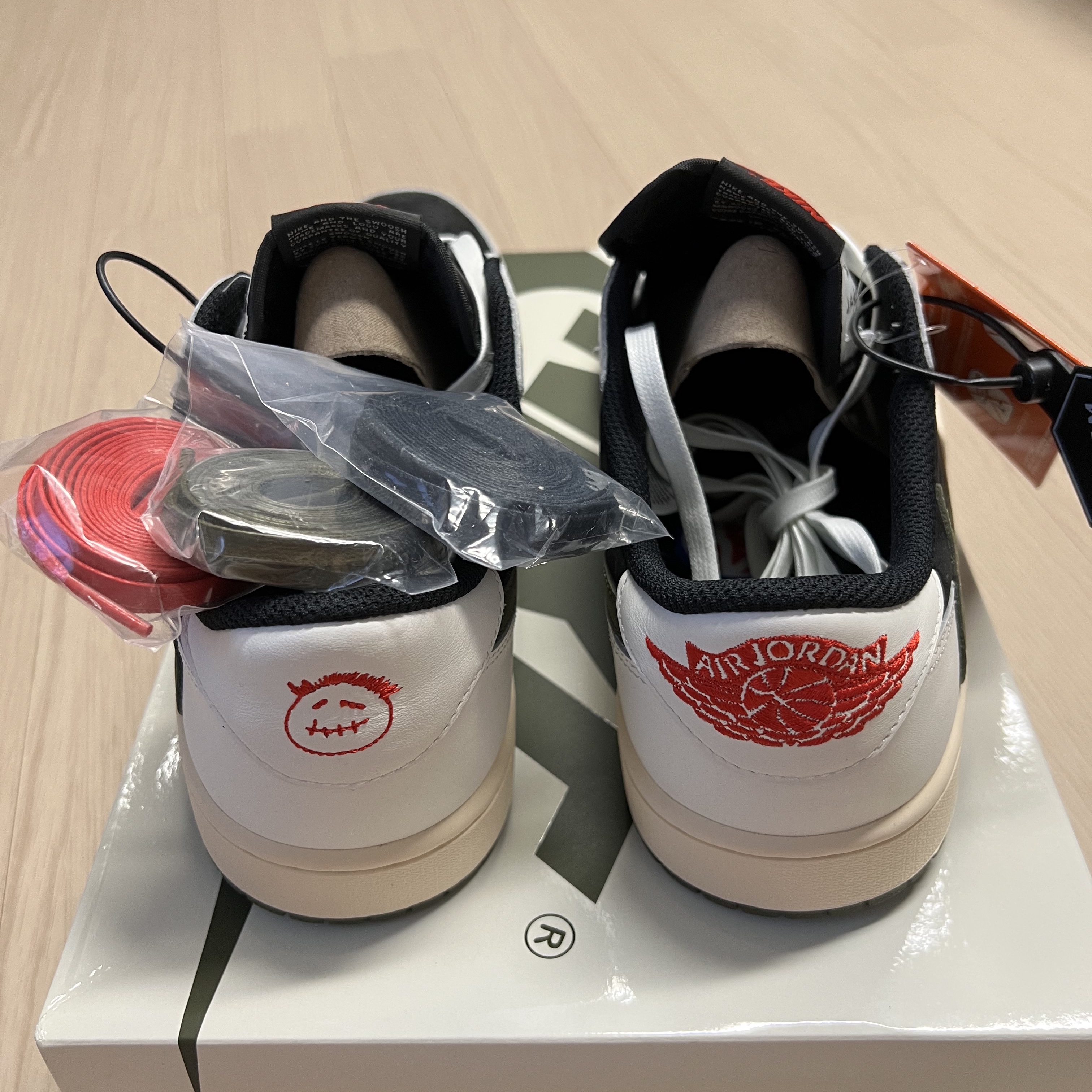 (W) Jordan 1 x Travis Scott Retro Low OG SP Medium Olive 착용 스타일 - 3