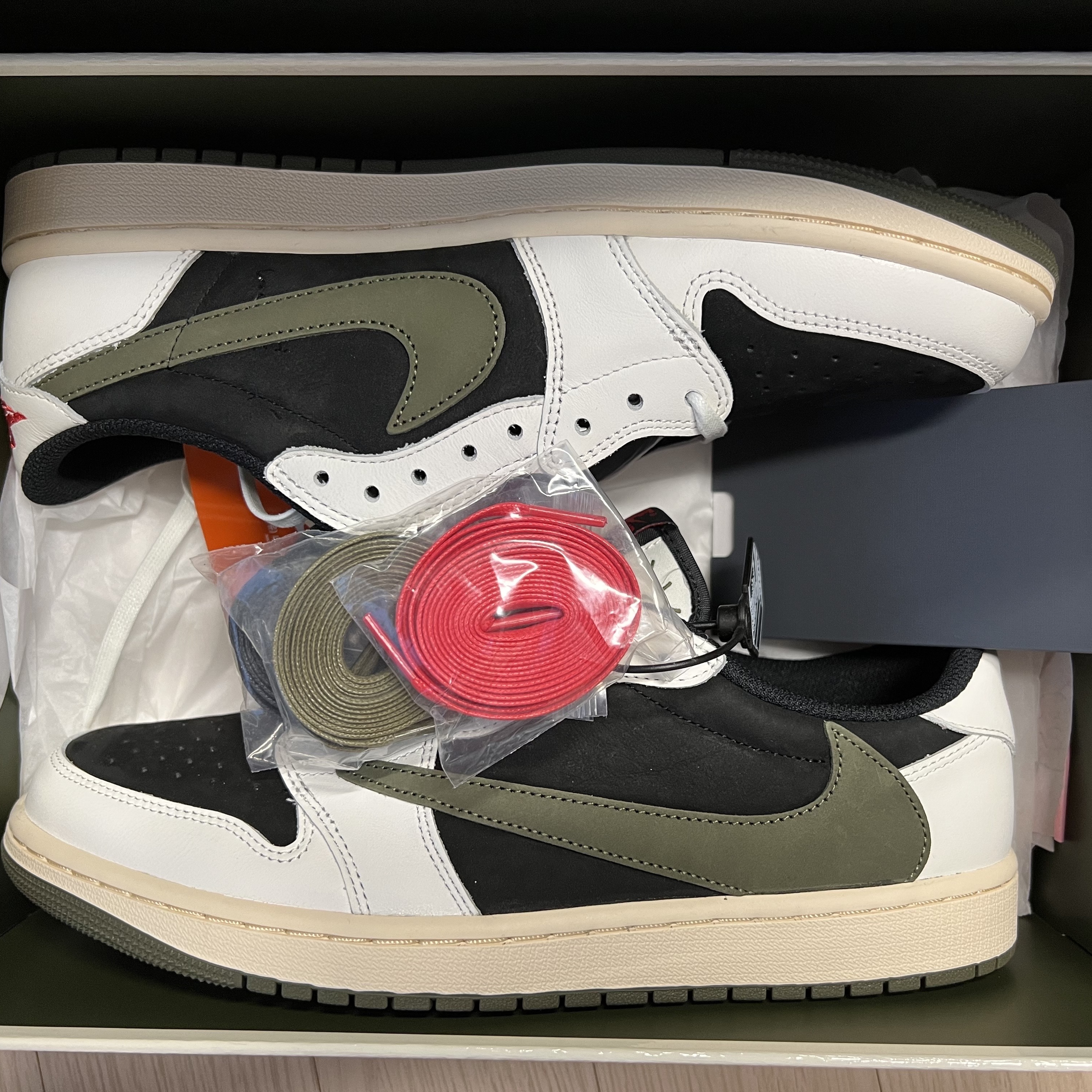 (W) Jordan 1 x Travis Scott Retro Low OG SP Medium Olive 착용 스타일 - 1