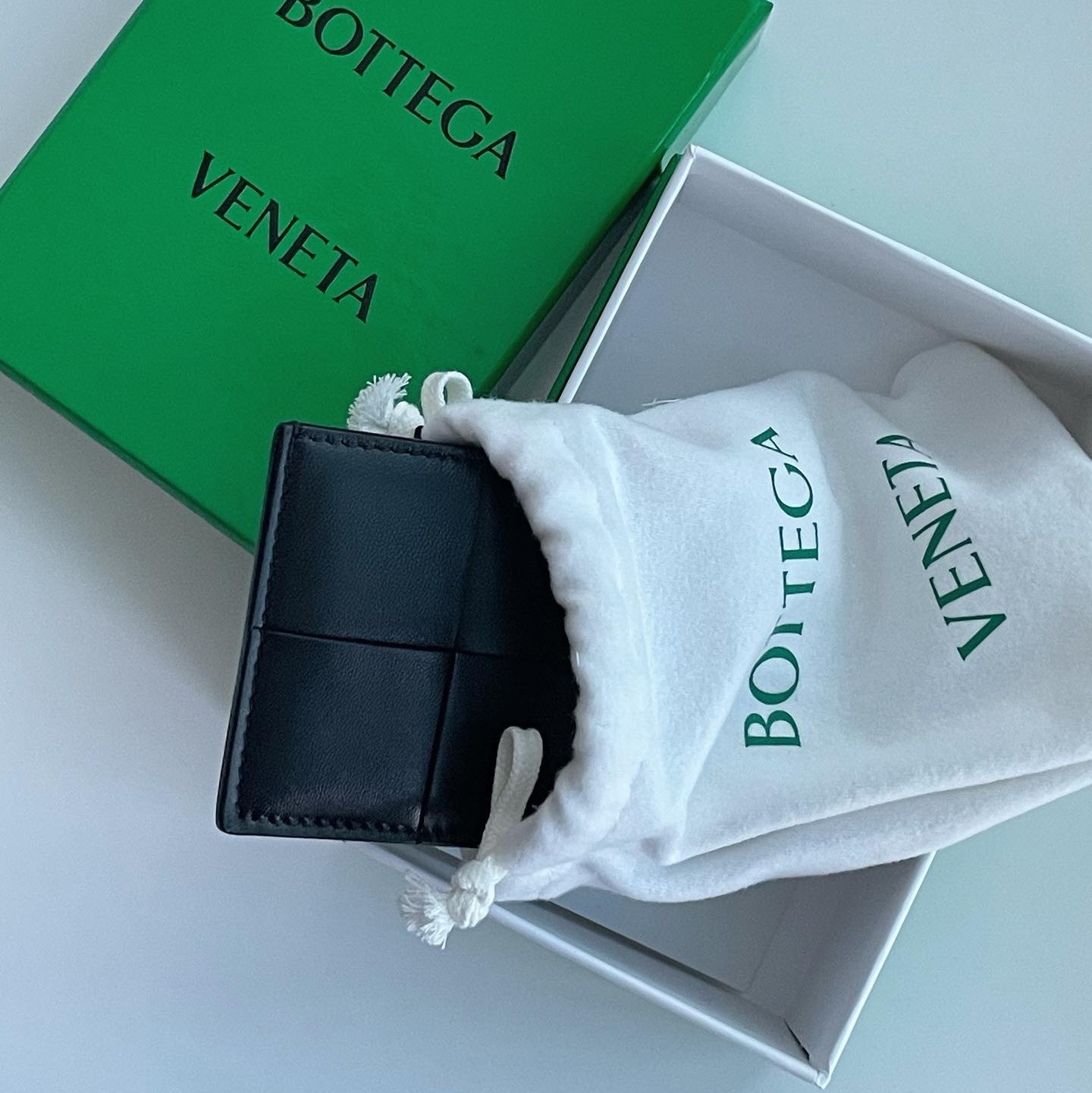 Bottega Veneta Credit Card Case Lambskin & Calfskin Black 착용 스타일 - 1