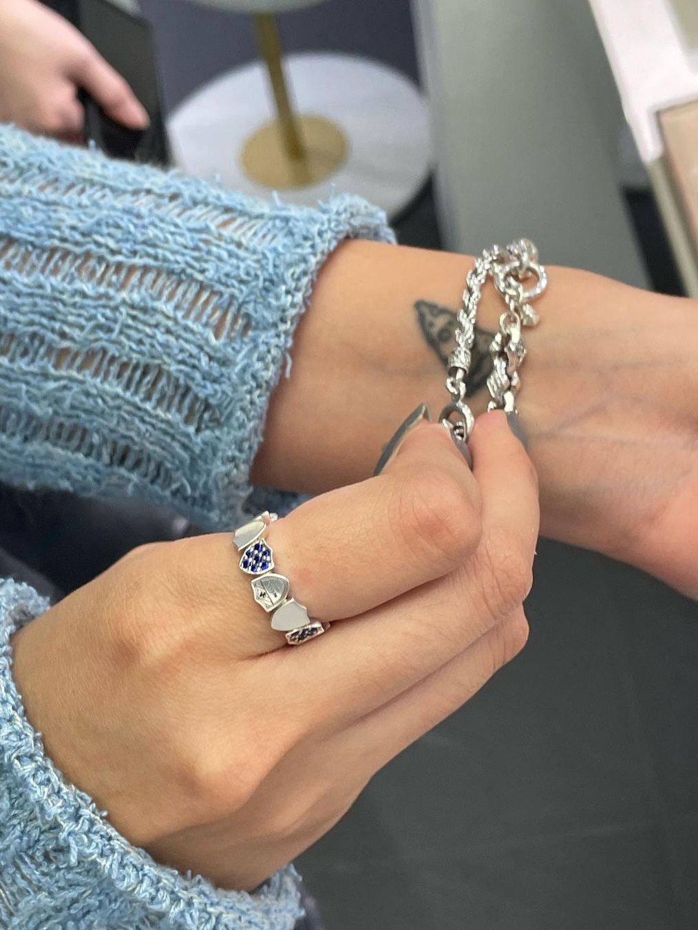 [KREAM 단독] Scudo Signature Link Stone Bold Medium Ring Blue 착용 스타일