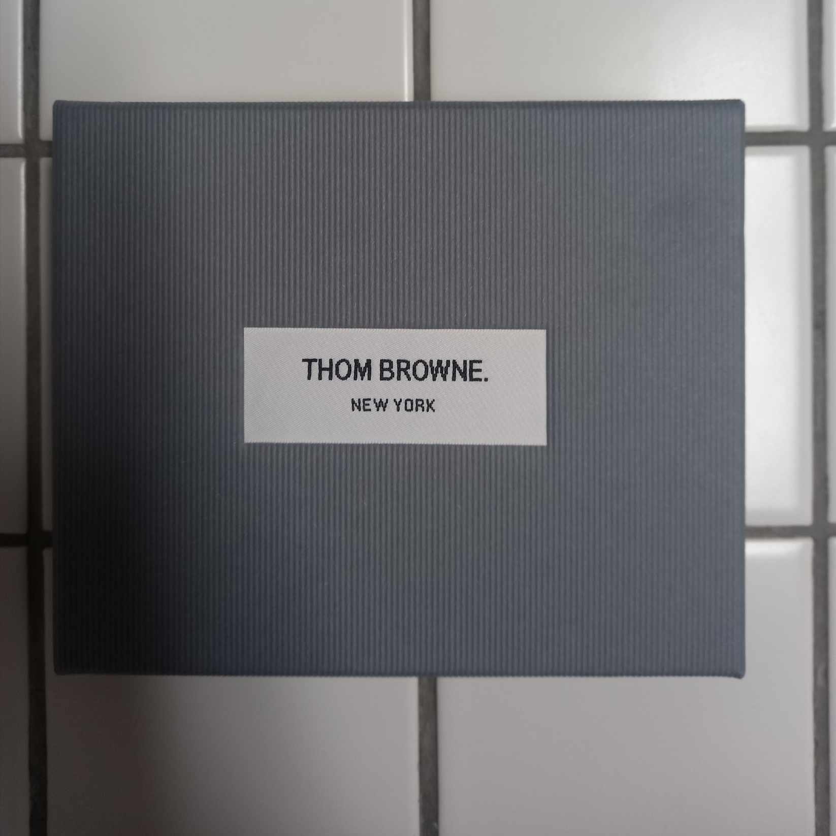 Thom Browne Pebble Grain Leather Stripe Note Compartment Card Holder Black 착용 스타일