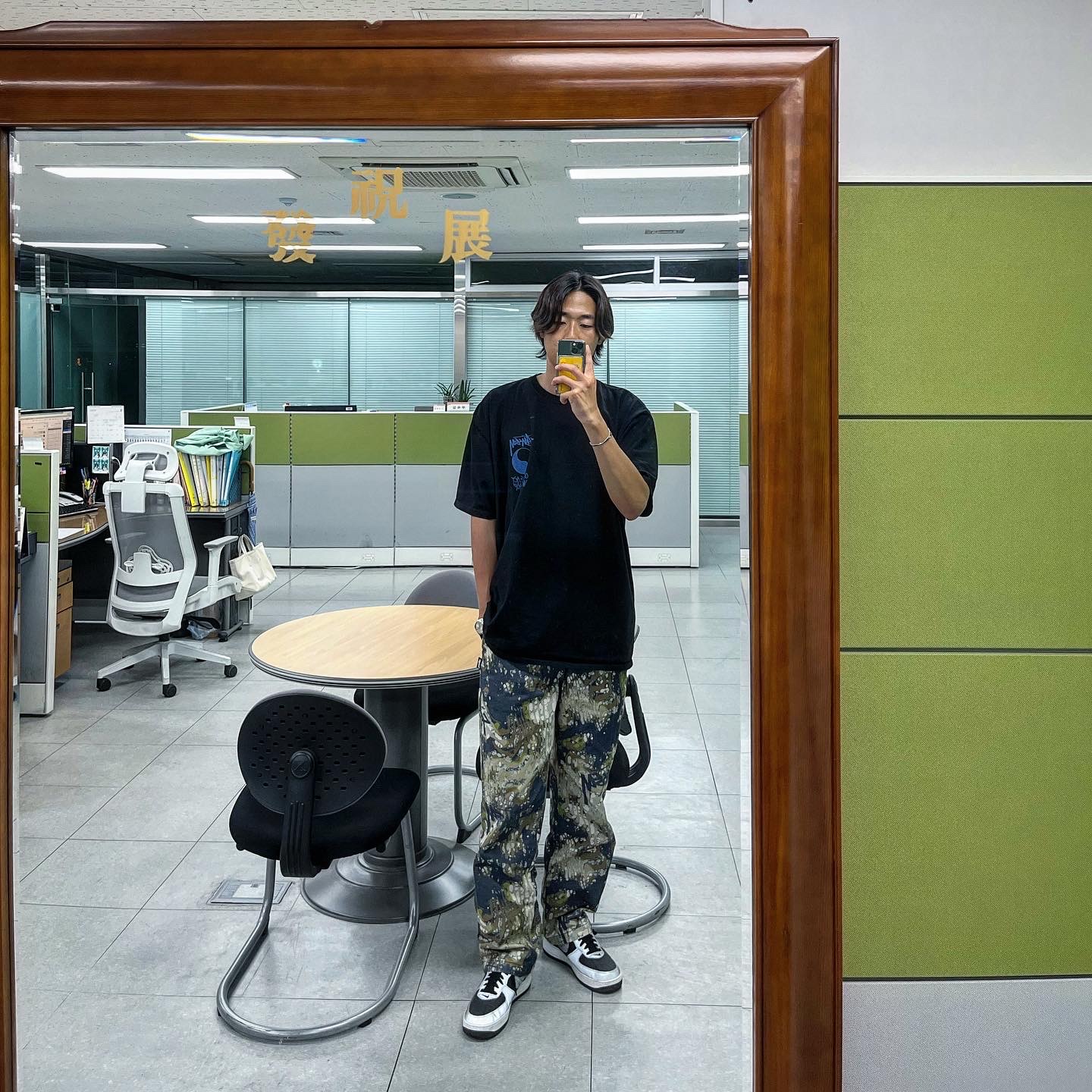 Stussy x Our Legacy Frame Pigment Dyed T-Shirt Black, Stussy Veil Camo Beach Pants Terranea 착용 스타일 - 2