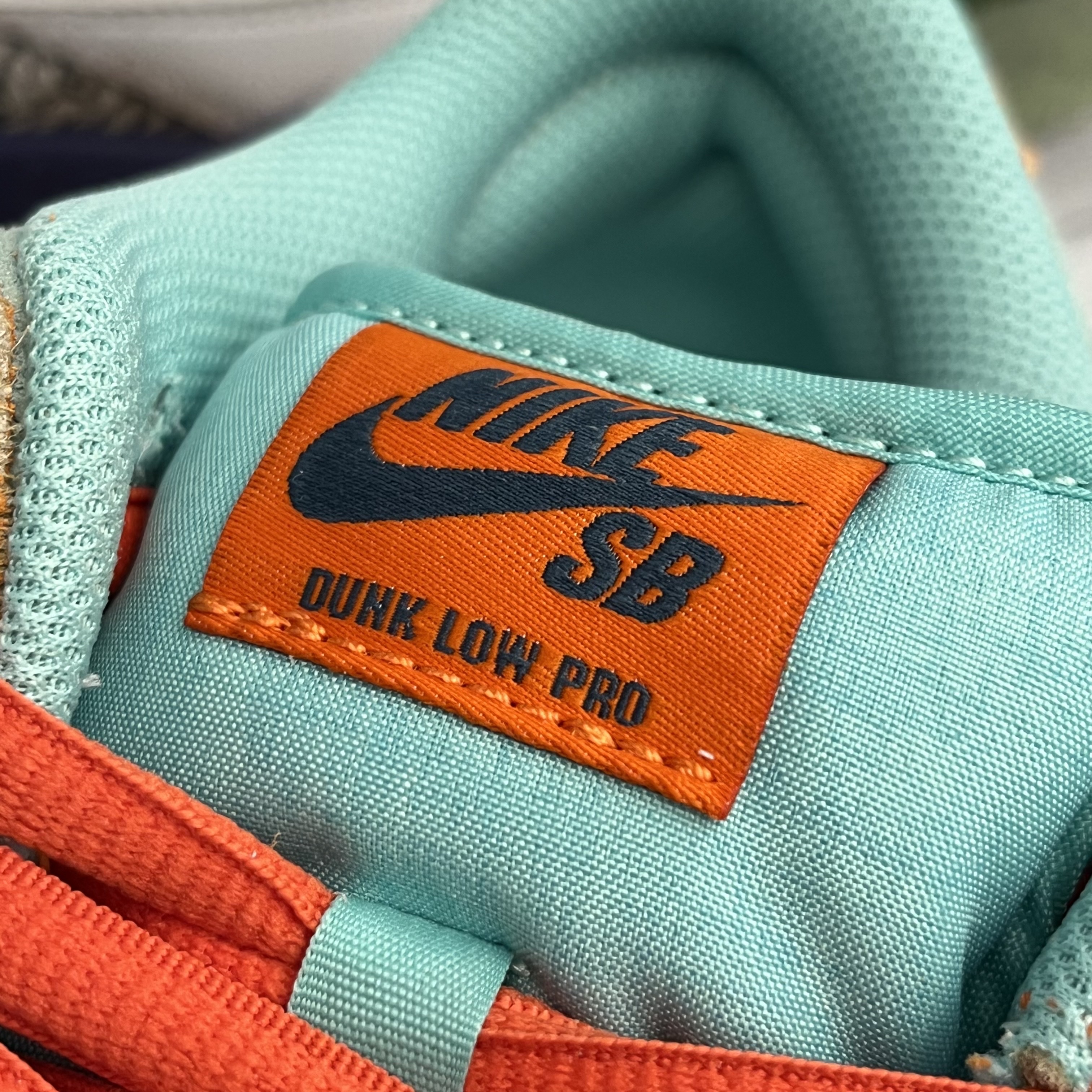 Nike SB Dunk Low Pro Premium Orange and Emerald Rise 착용 스타일 - 3