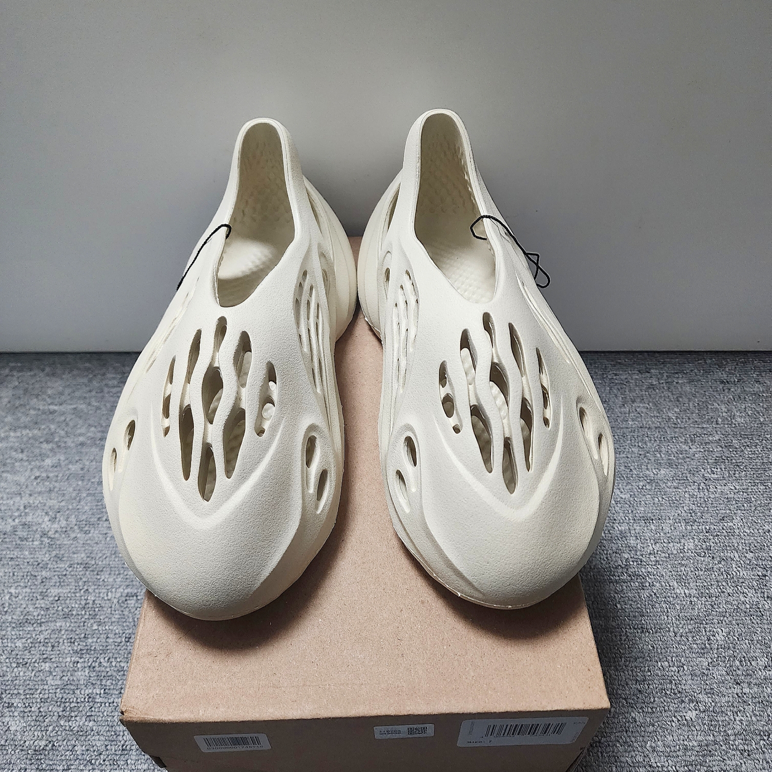 Adidas Yeezy Foam RNNR Sand 착용 스타일 - 1
