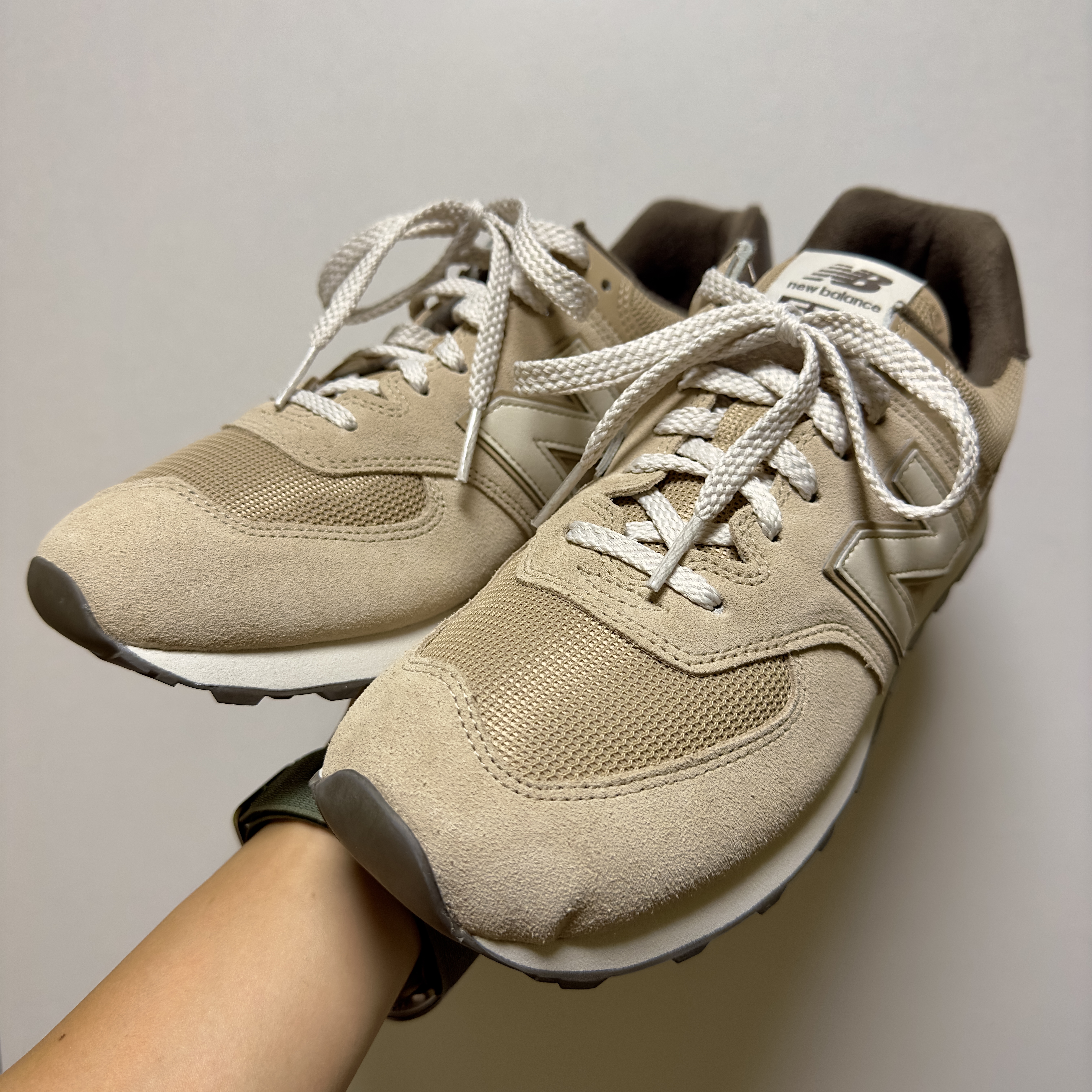 New Balance 574 Brown 착용 스타일 - 1