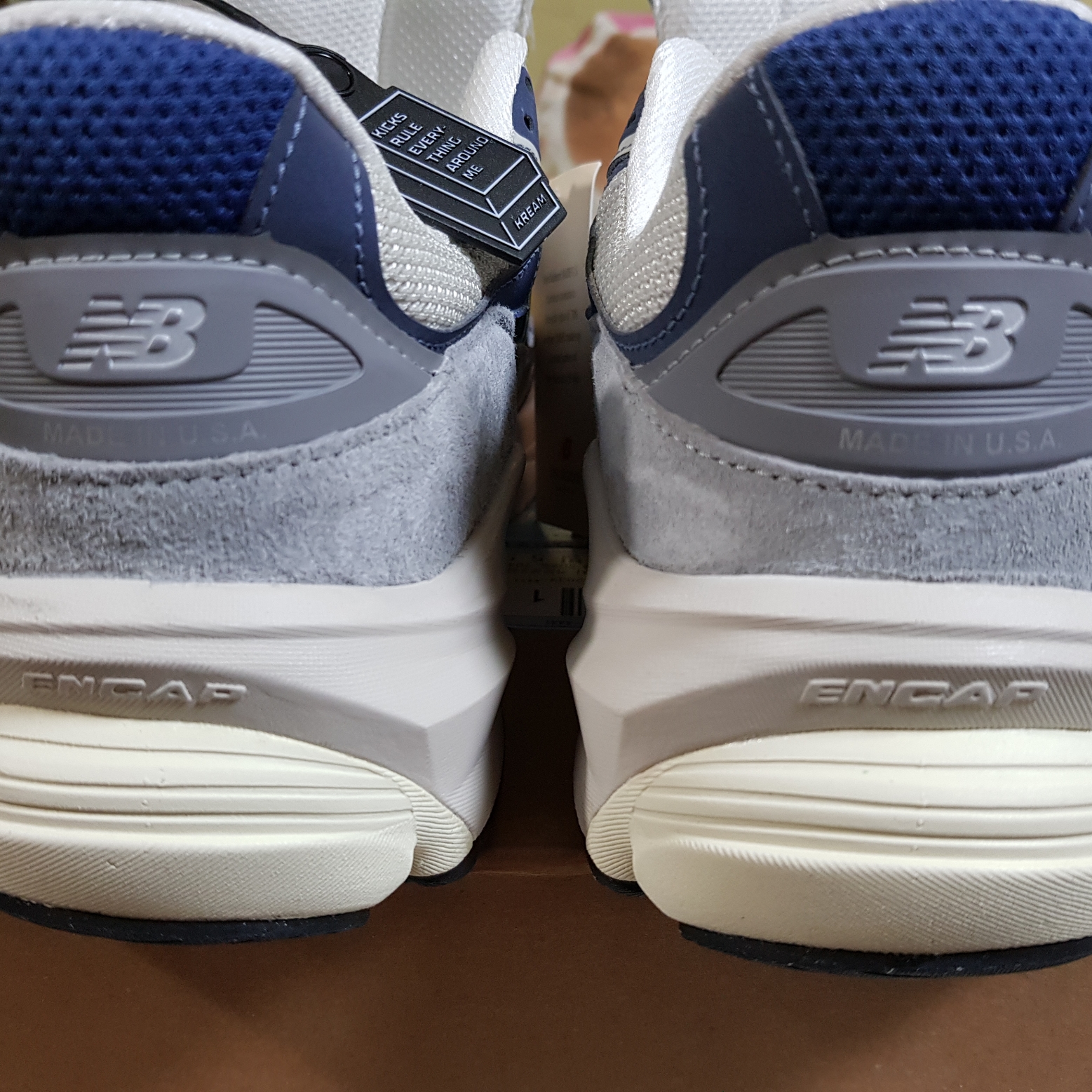 New Balance 990v6 Made in USA Gray Suede 착용 스타일 - 1