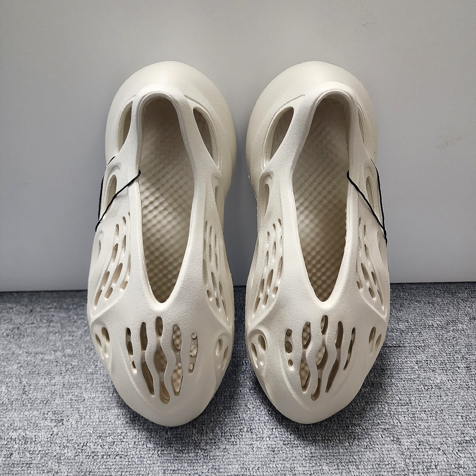 Adidas Yeezy Foam RNNR Sand 착용 스타일 - 4
