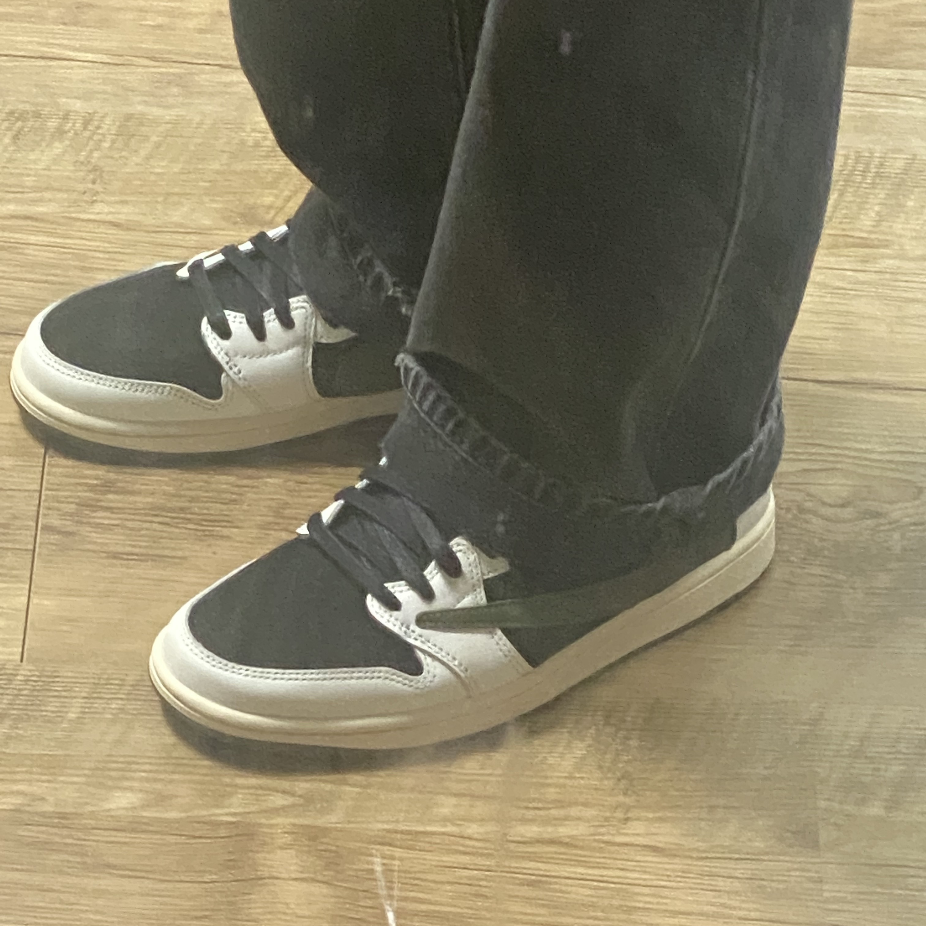 (W) Jordan 1 x Travis Scott Retro Low OG SP Medium Olive 착용 스타일 - 2