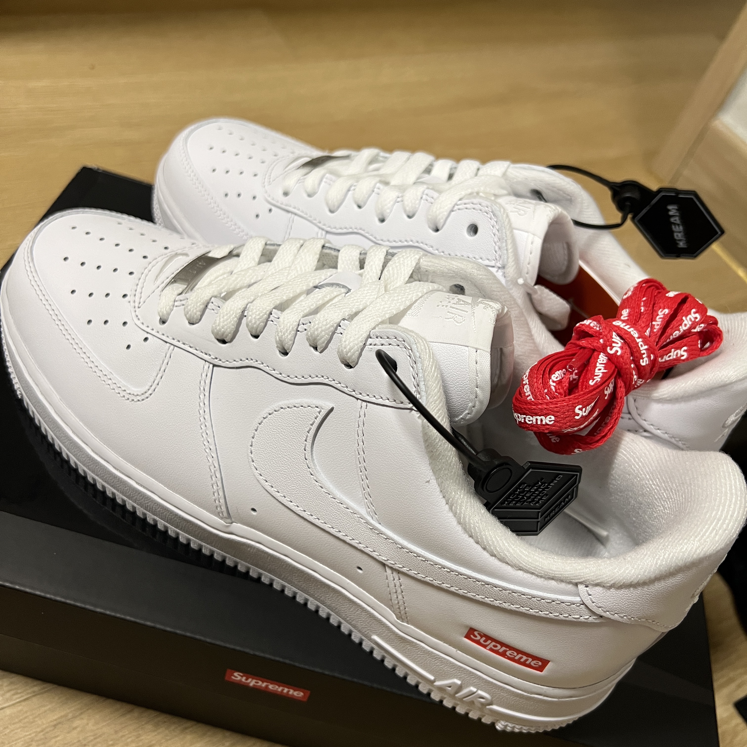 Nike x Supreme Air Force 1 Low White 착용 스타일
