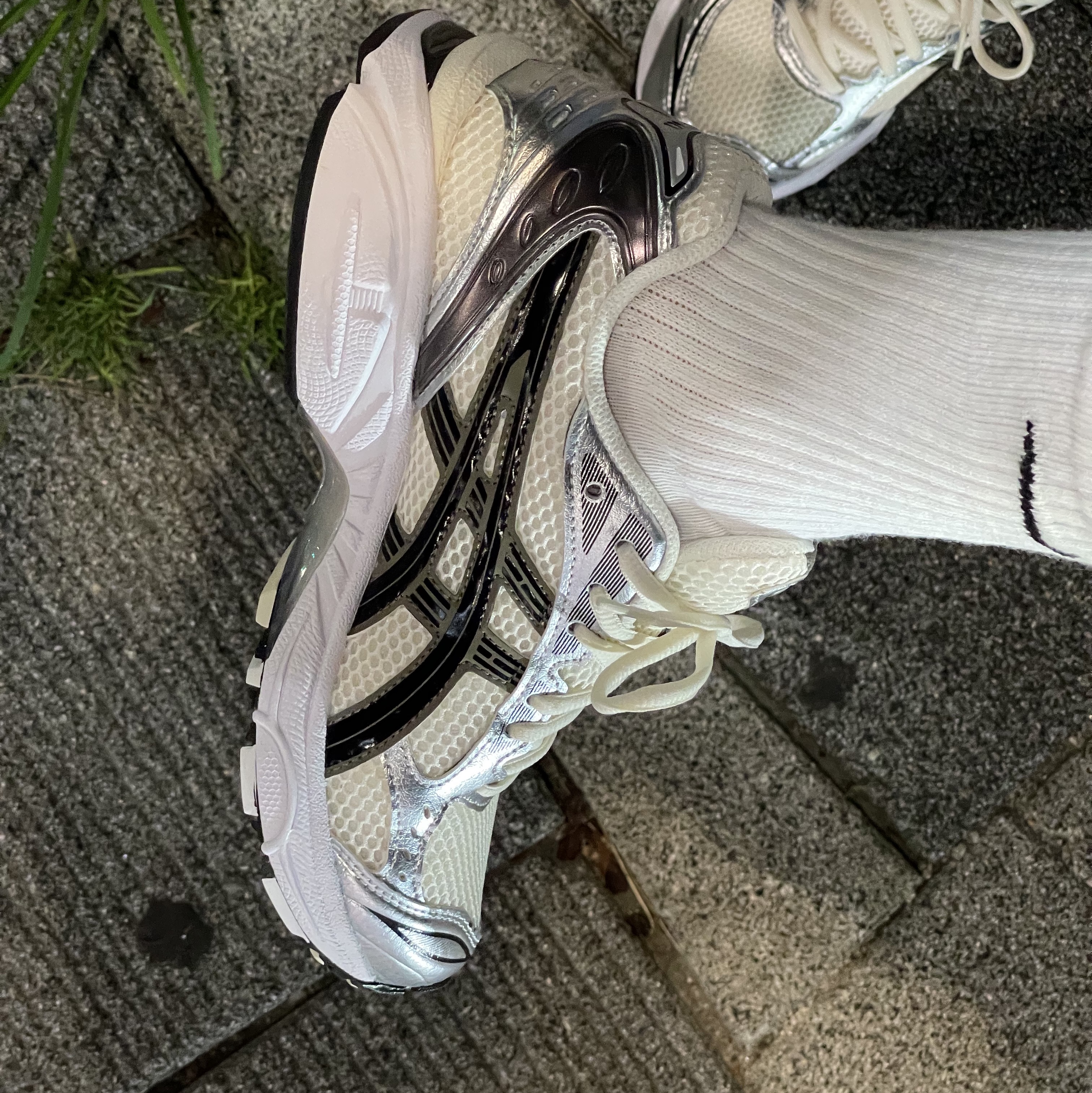 Asics Gel-Kayano 14 Cream Black 착용 스타일 - 1