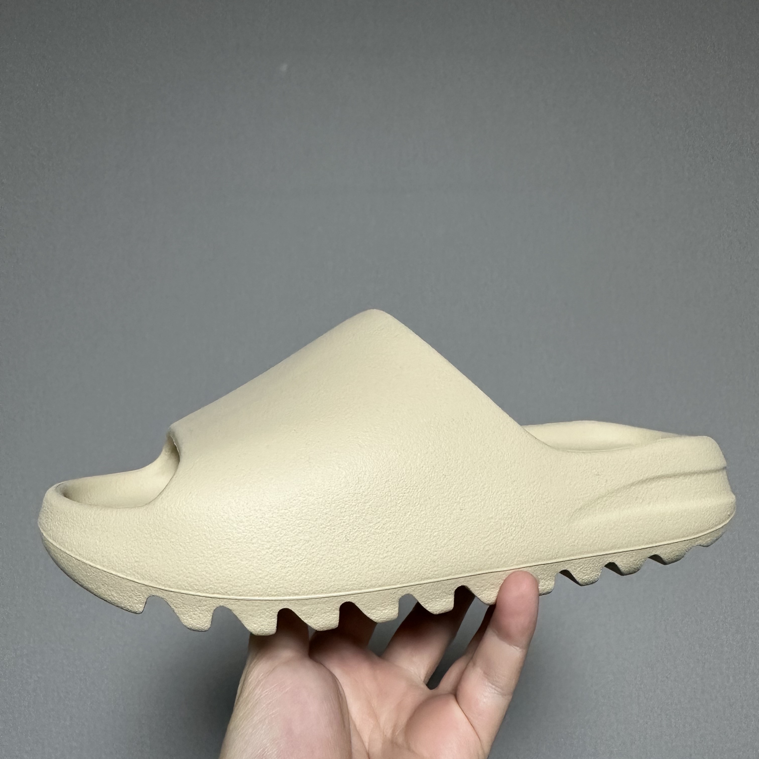 Adidas Yeezy Slide Bone 2022/2023 착용 스타일 - 1