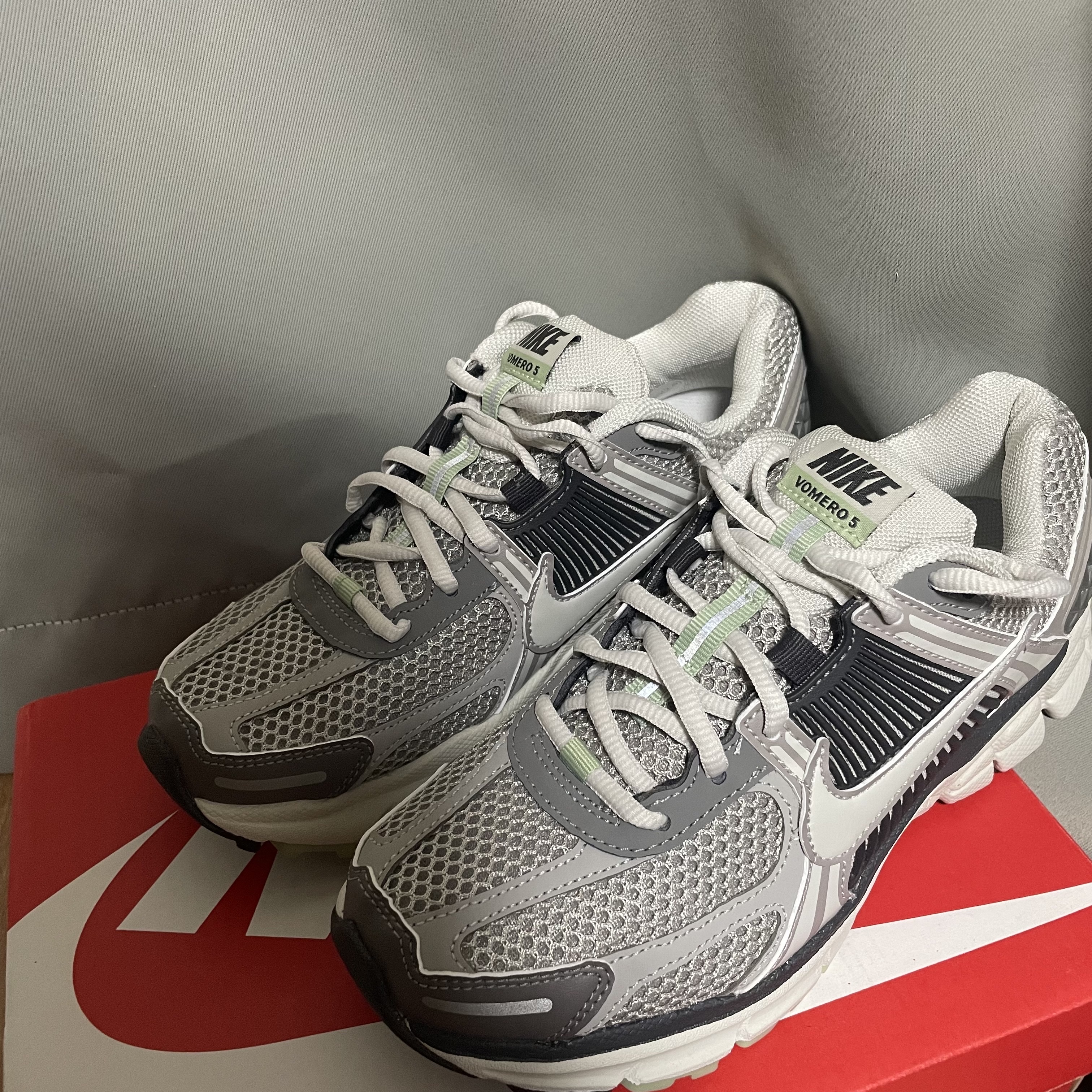(W) Nike Zoom Vomero 5 Cobblestone and Flat Pewter 착용 스타일