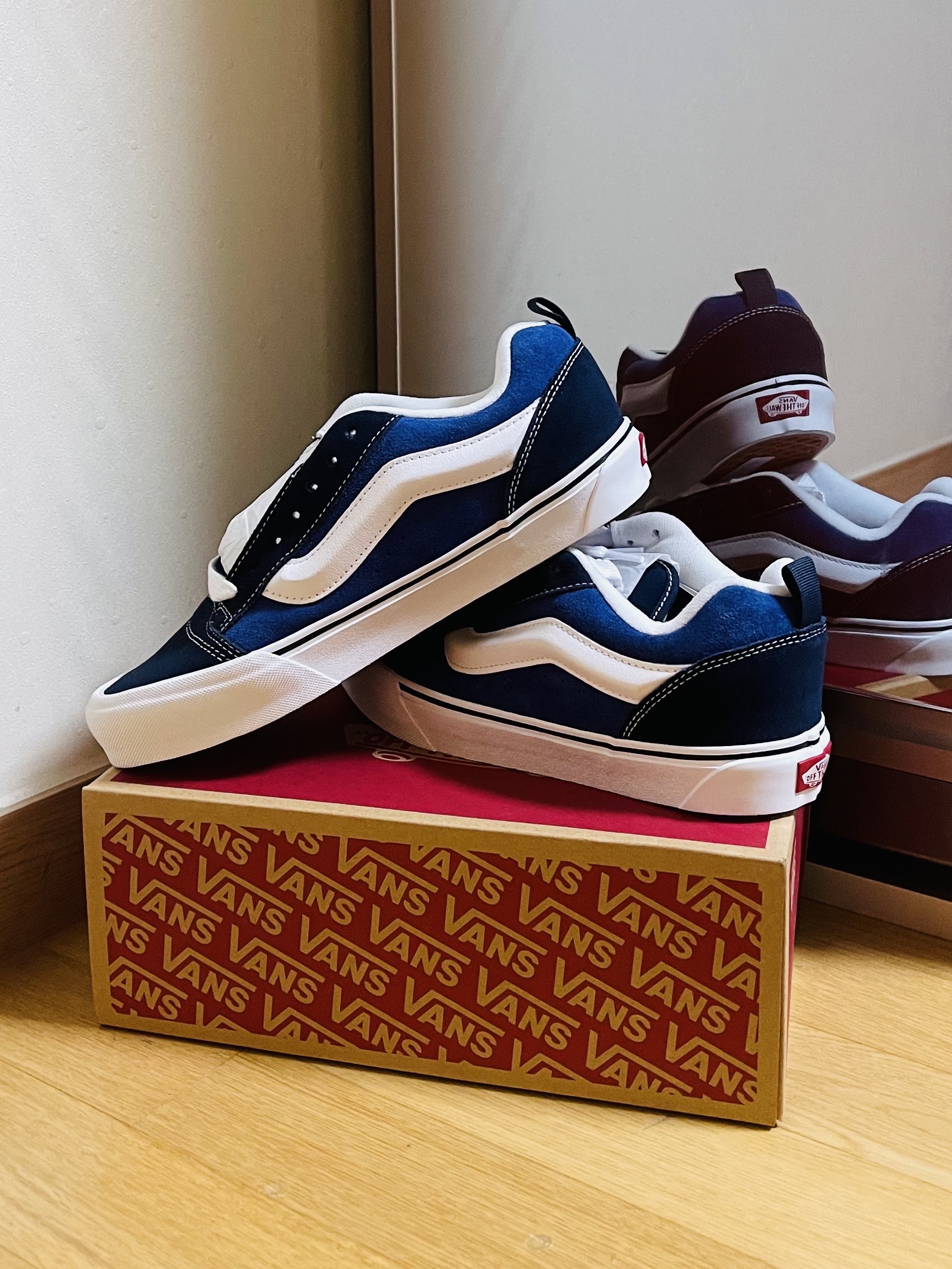 Vans Knu-Skool Navy True White 착용 스타일