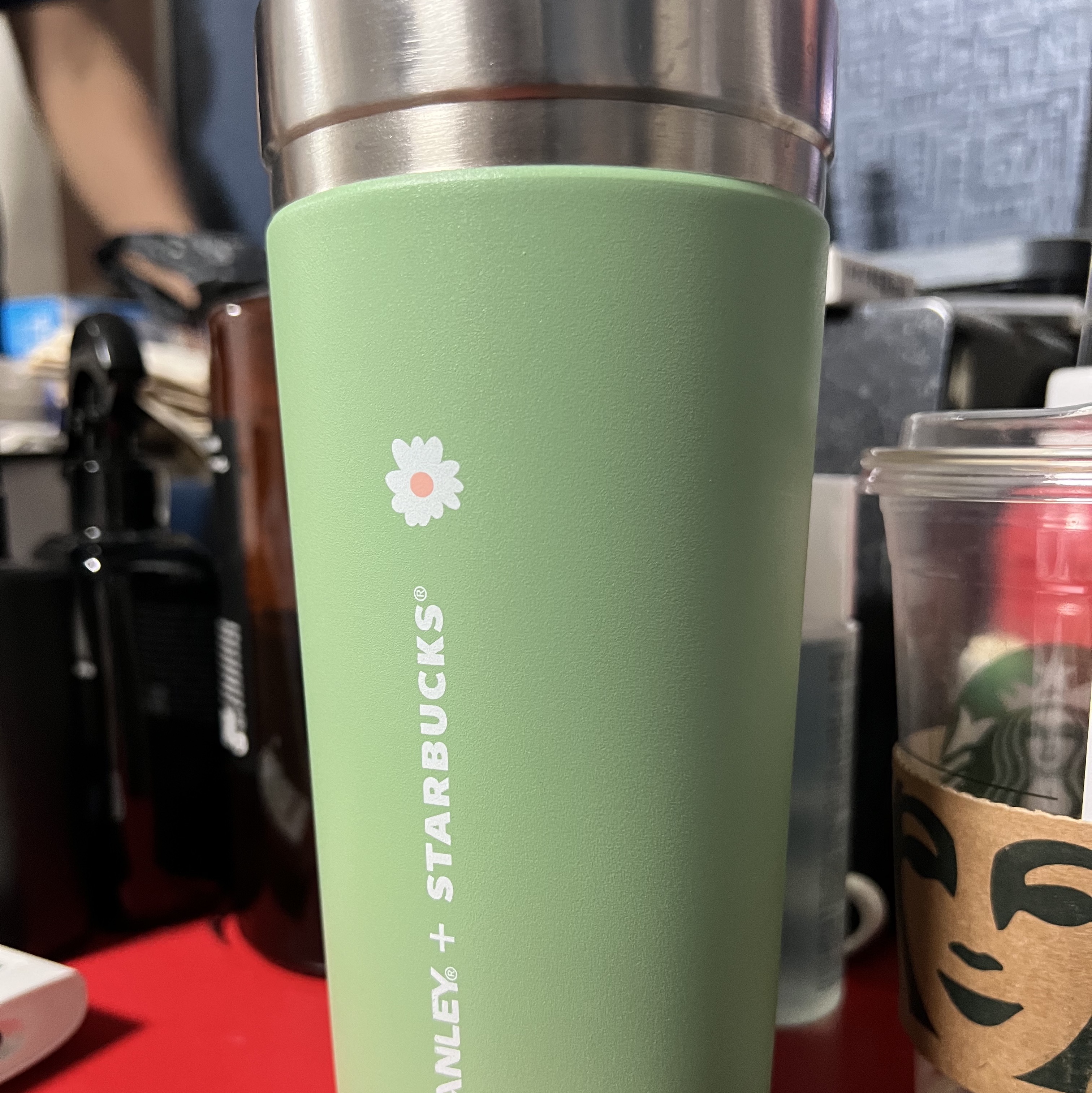 Stanley x Starbucks 23 Spring Iceland Green Tumbler 710ml 착용 스타일
